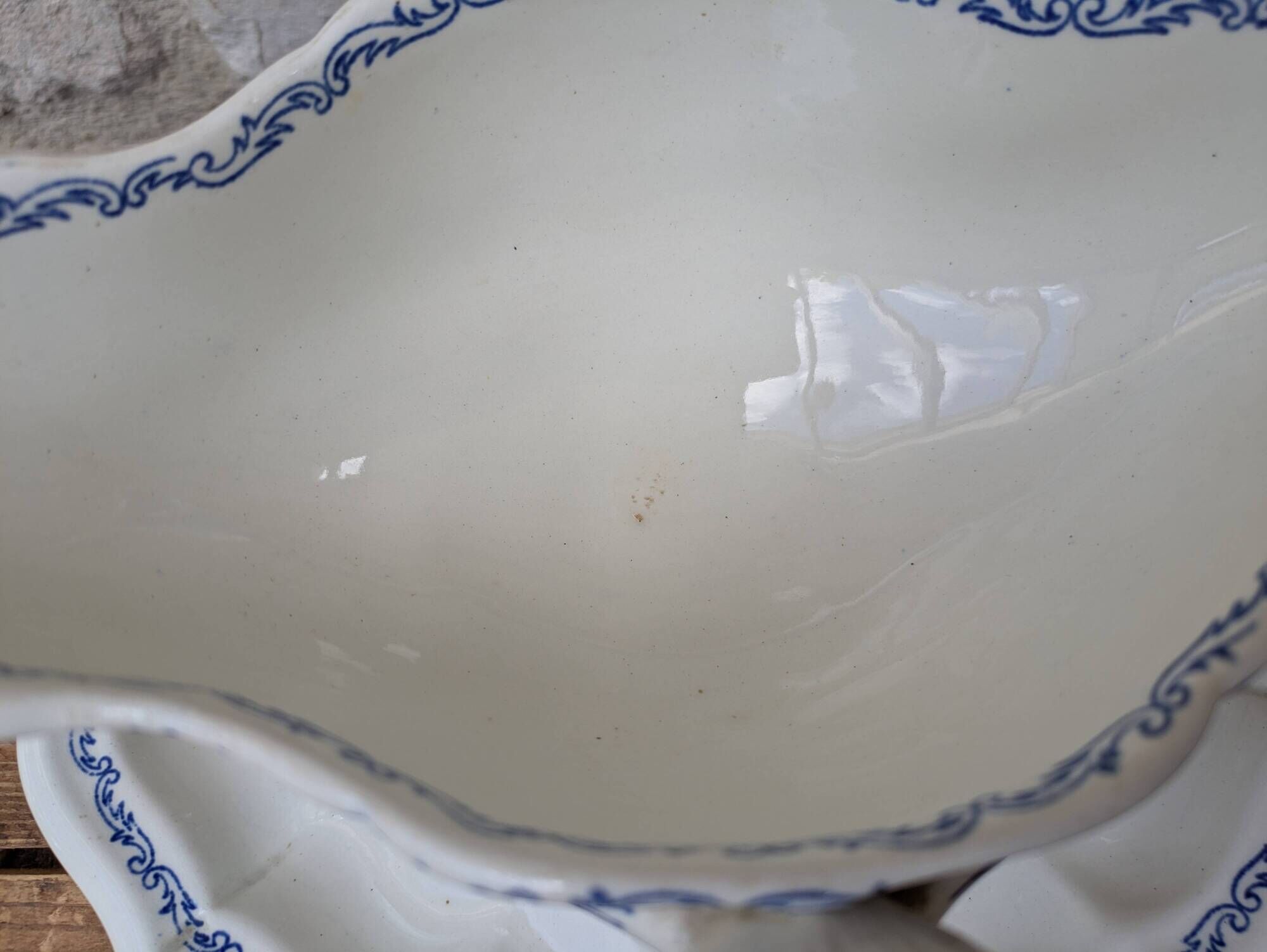 Ancienne saucière sur dormant fixe Gien France modèle Rouen avec arabesques