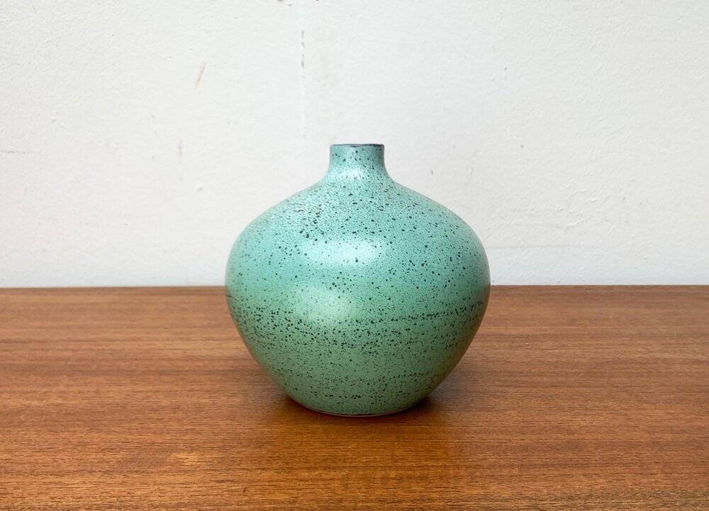 Mid-century German minimalist studio pottery vase by Siegfried Gramann for Töpferhof Römhild, 1960s.