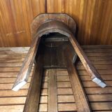 Ancien tabouret forme tonneau bois brut + cerclages métal vintage