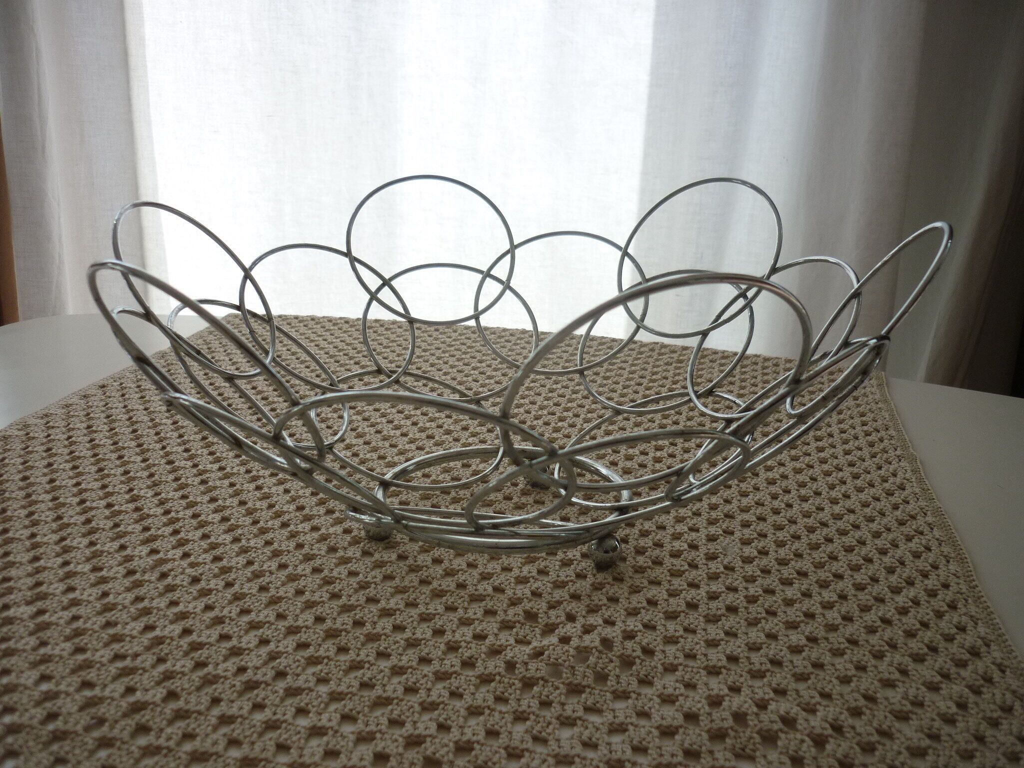 Fruit cut basket made of metal wire, ball feet