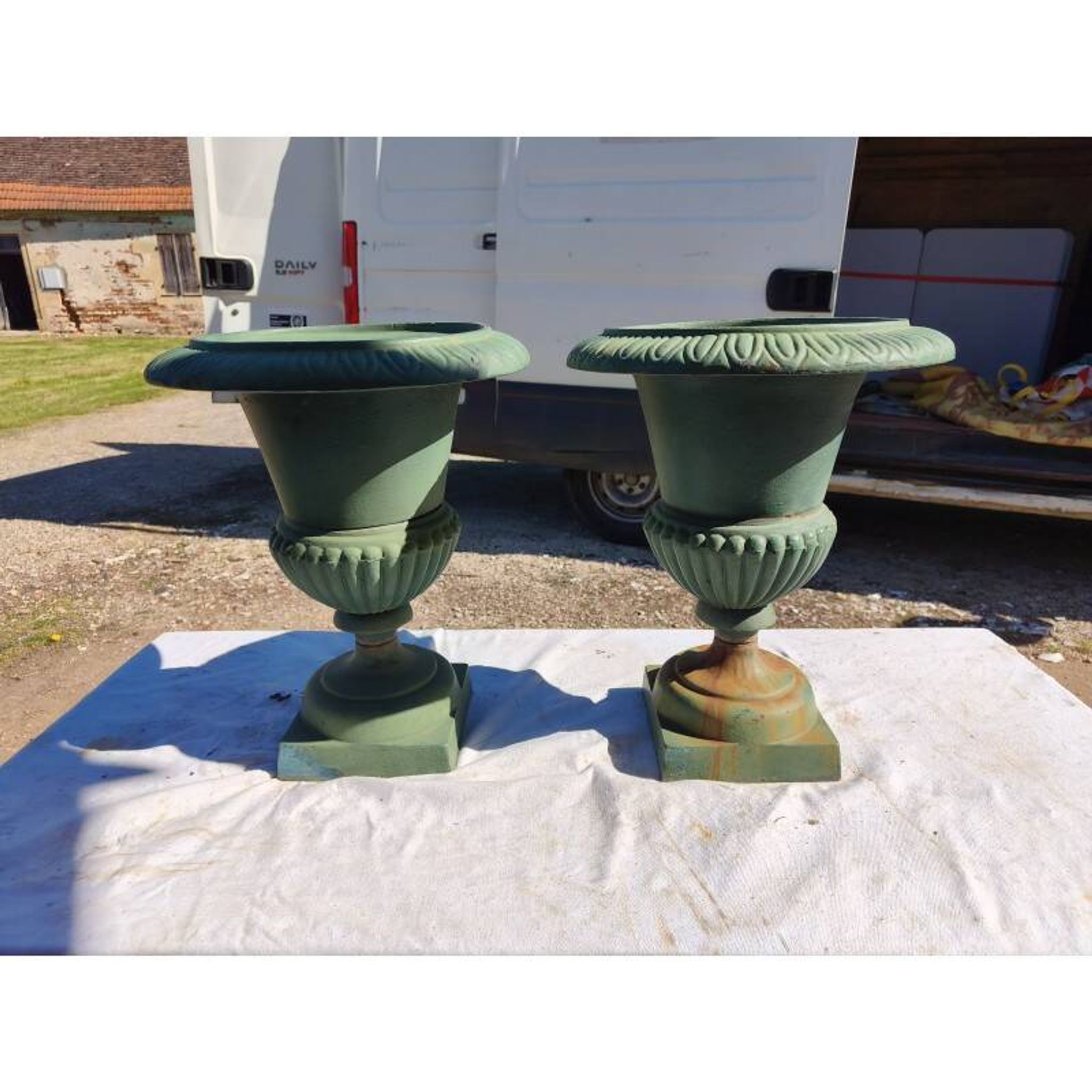 Paire de vases en fonte XIXe siècle Médicis