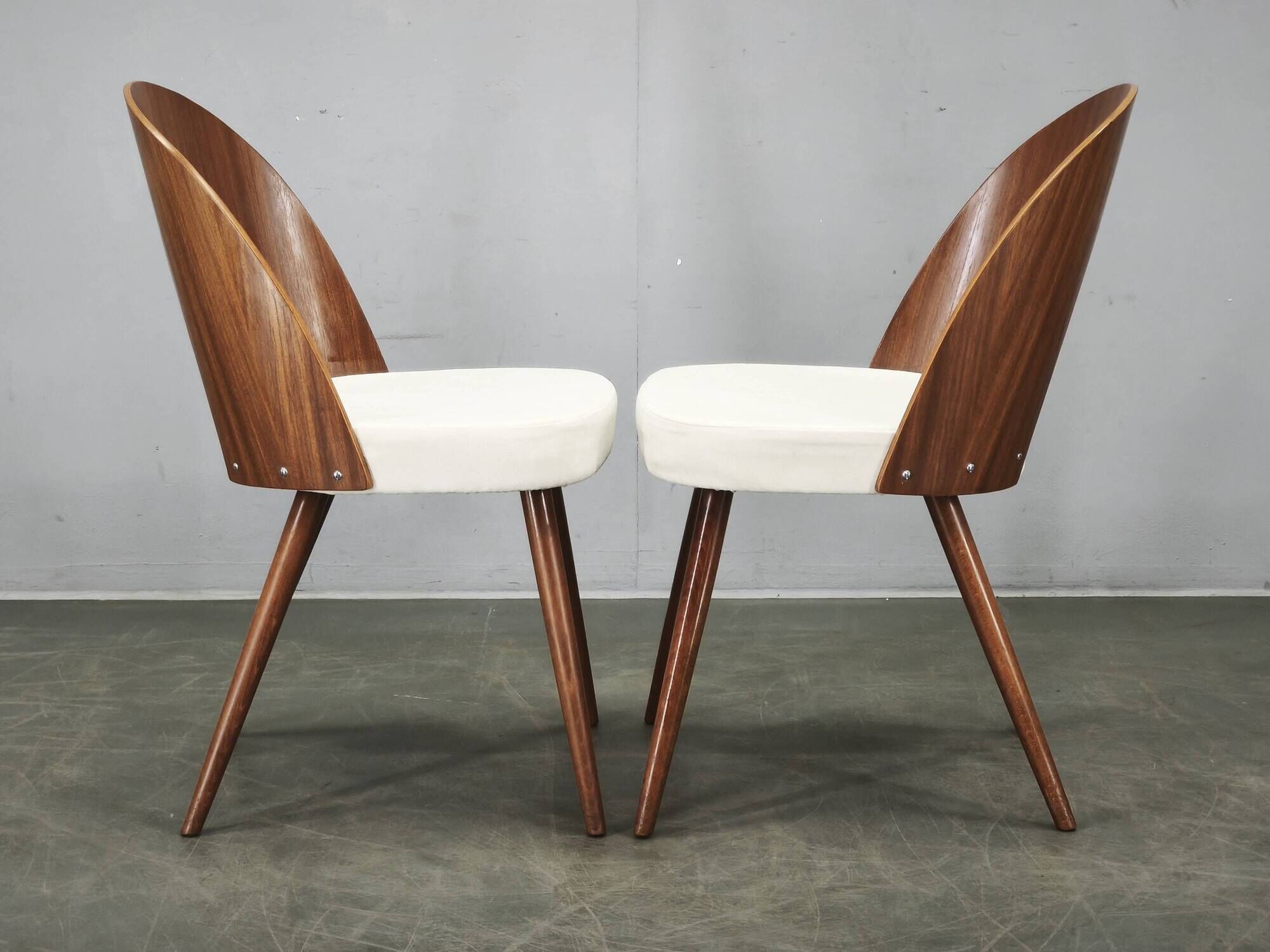Ensemble de quatre chaises restaurées d'Antonin Suman des années 1960.