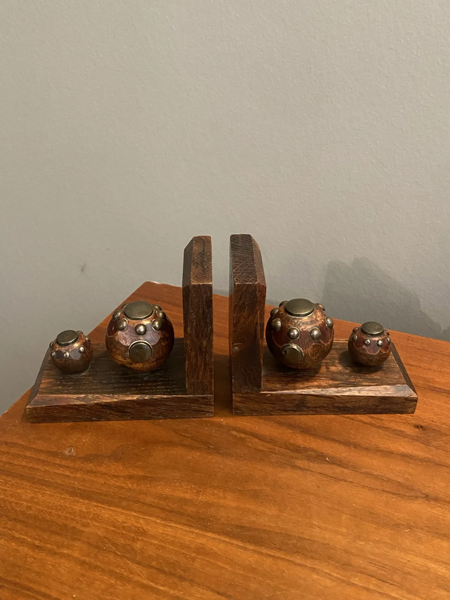 Pair of bookends balls