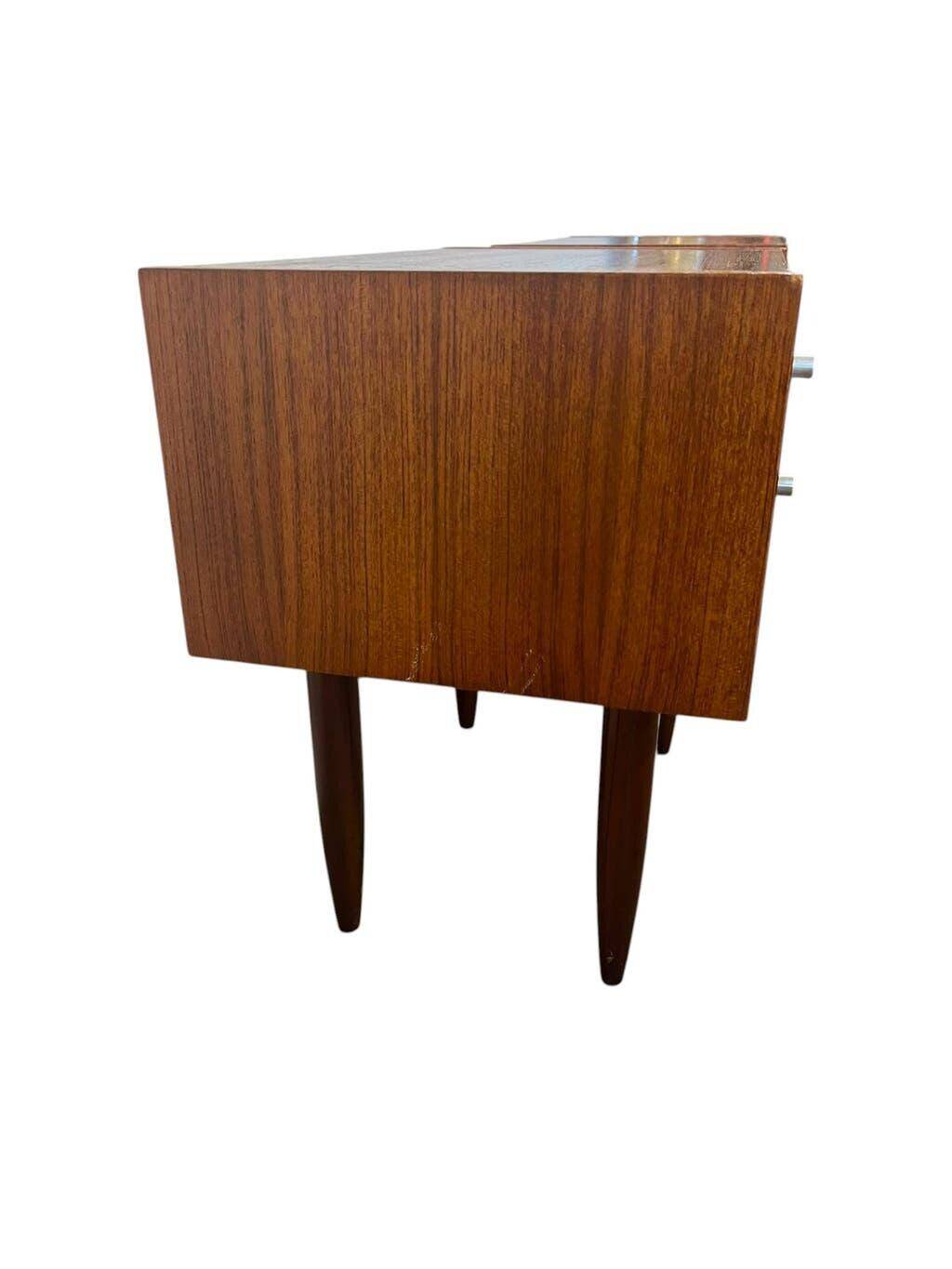 Set of 2 vintage wooden bedside tables/mini cabinets.
