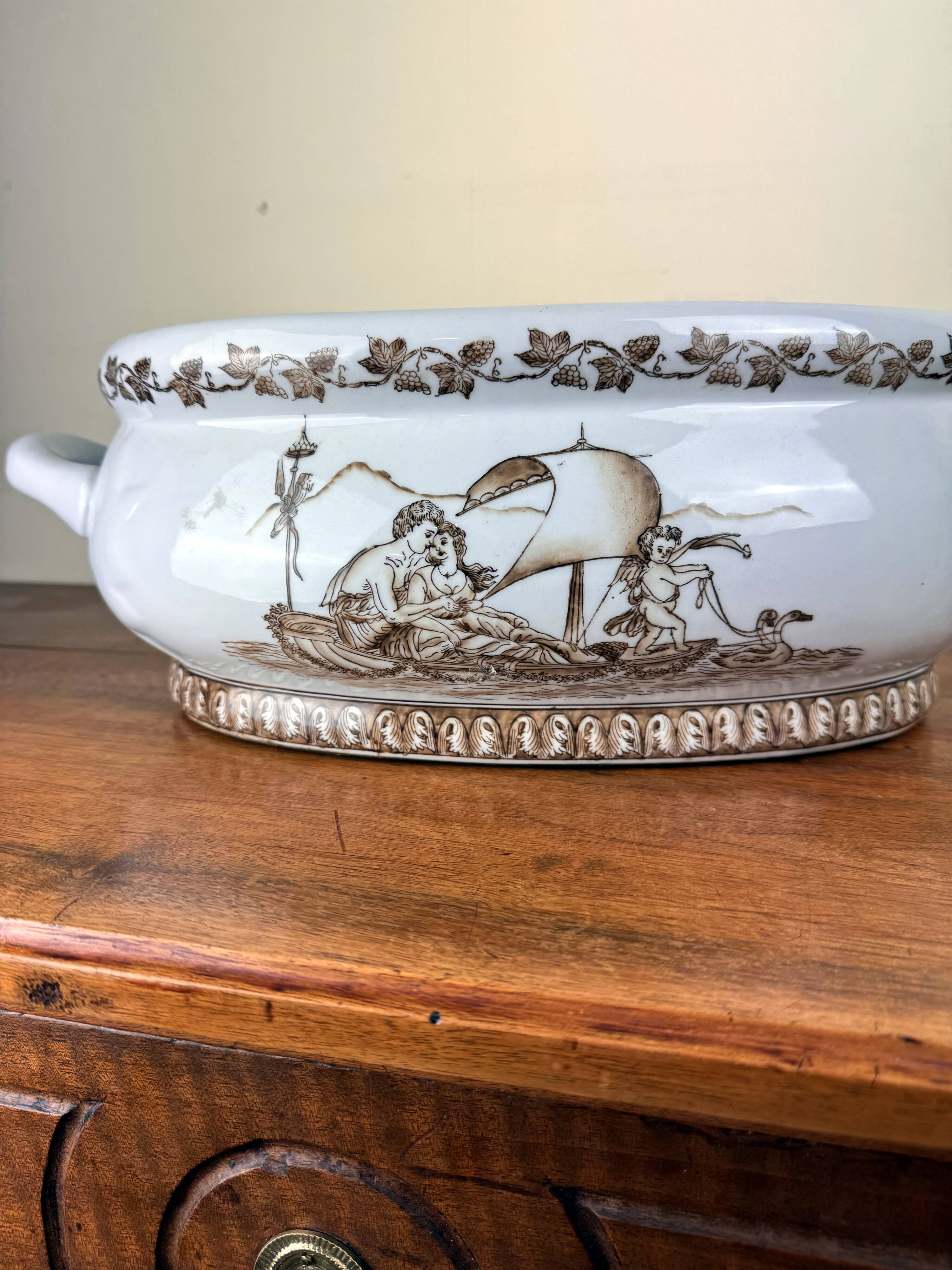 Château de Toussicourt: very important centerpiece planter in enamelled earthenware