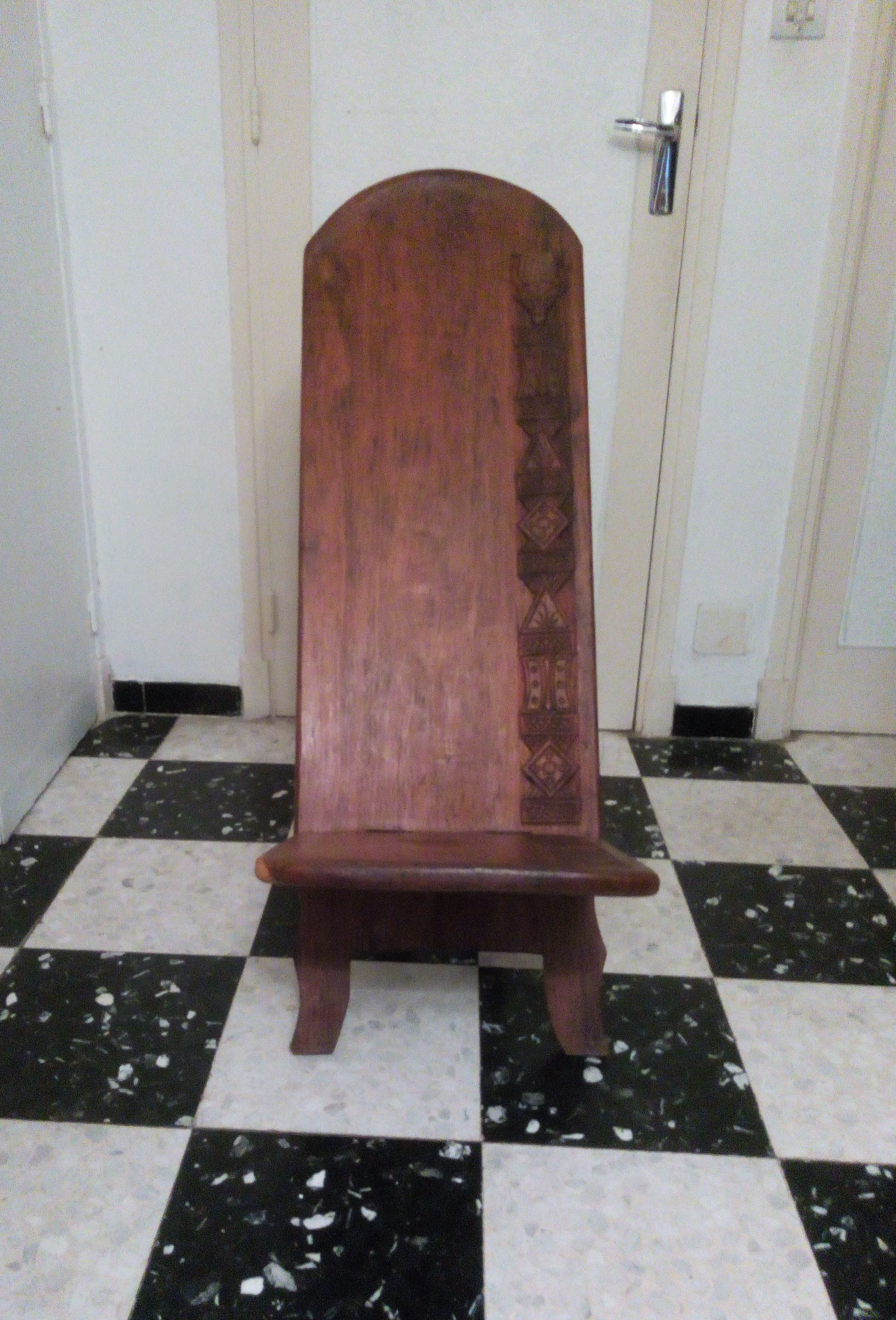 Chaise malgache en palissandre sculpté