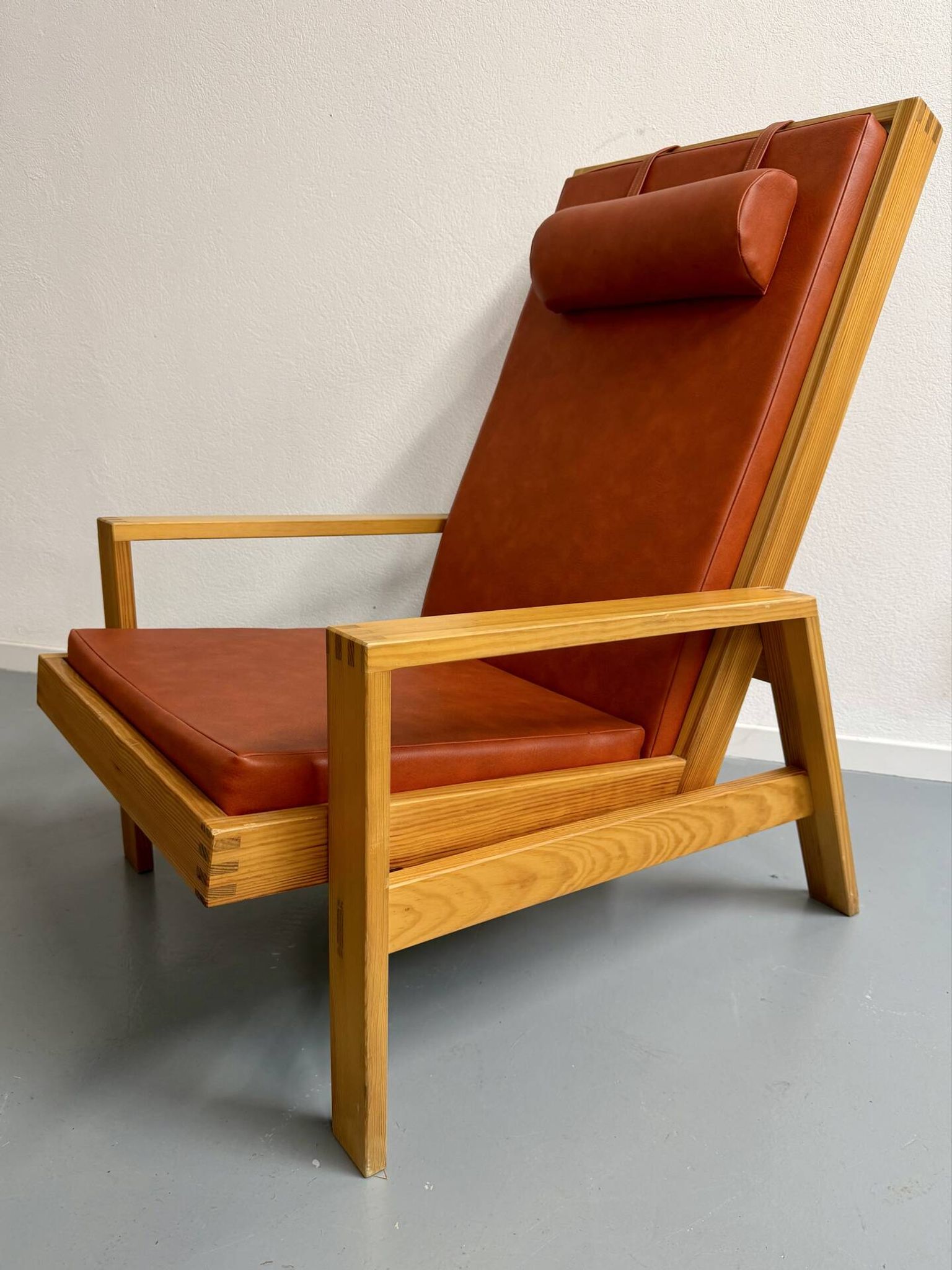 Scandinavian design lounge set in pine with 3 lounge chairs and a table from the 70s.