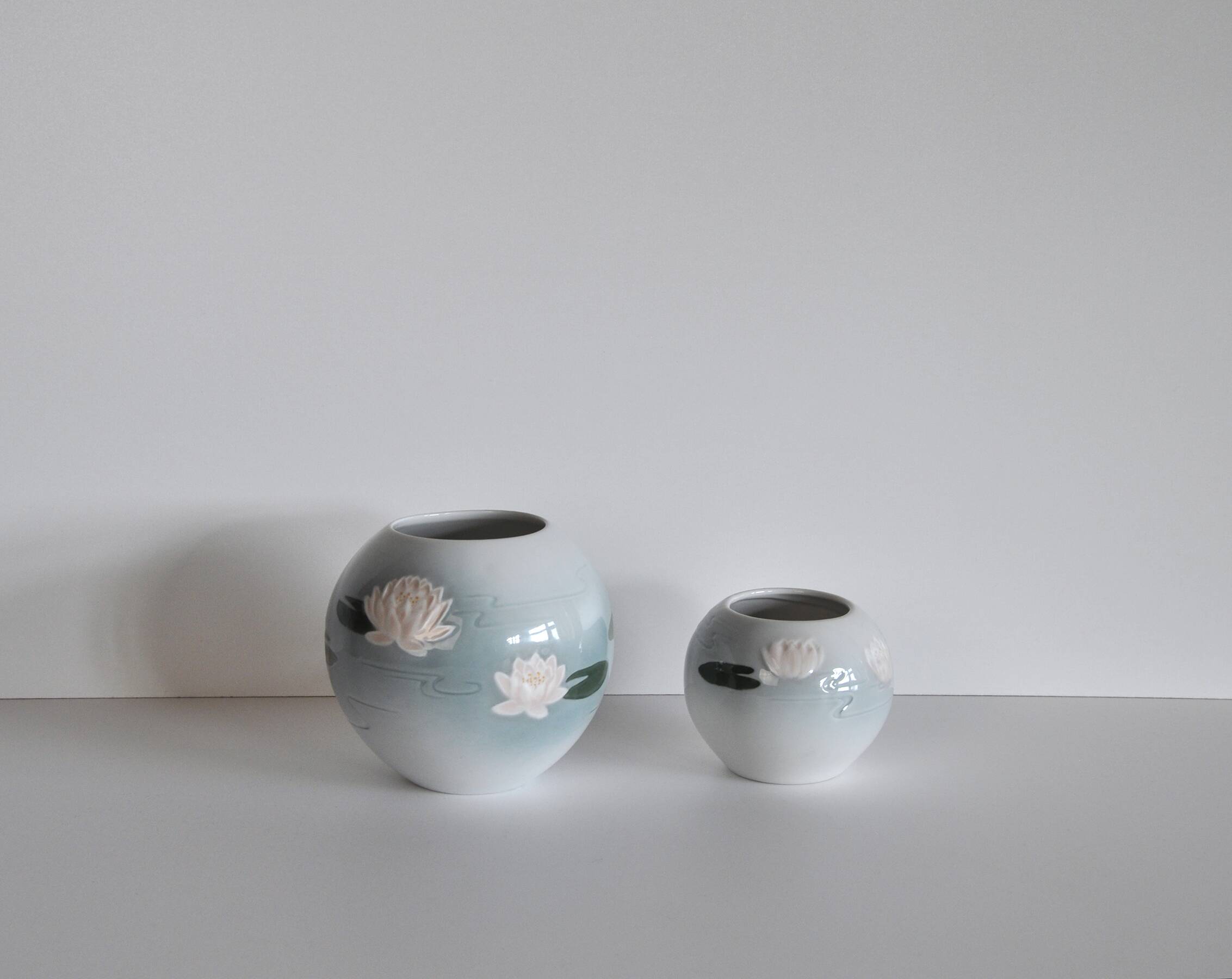 Vases de Bing & Grøndahl de la série Nénuphar, début du 20e siècle.