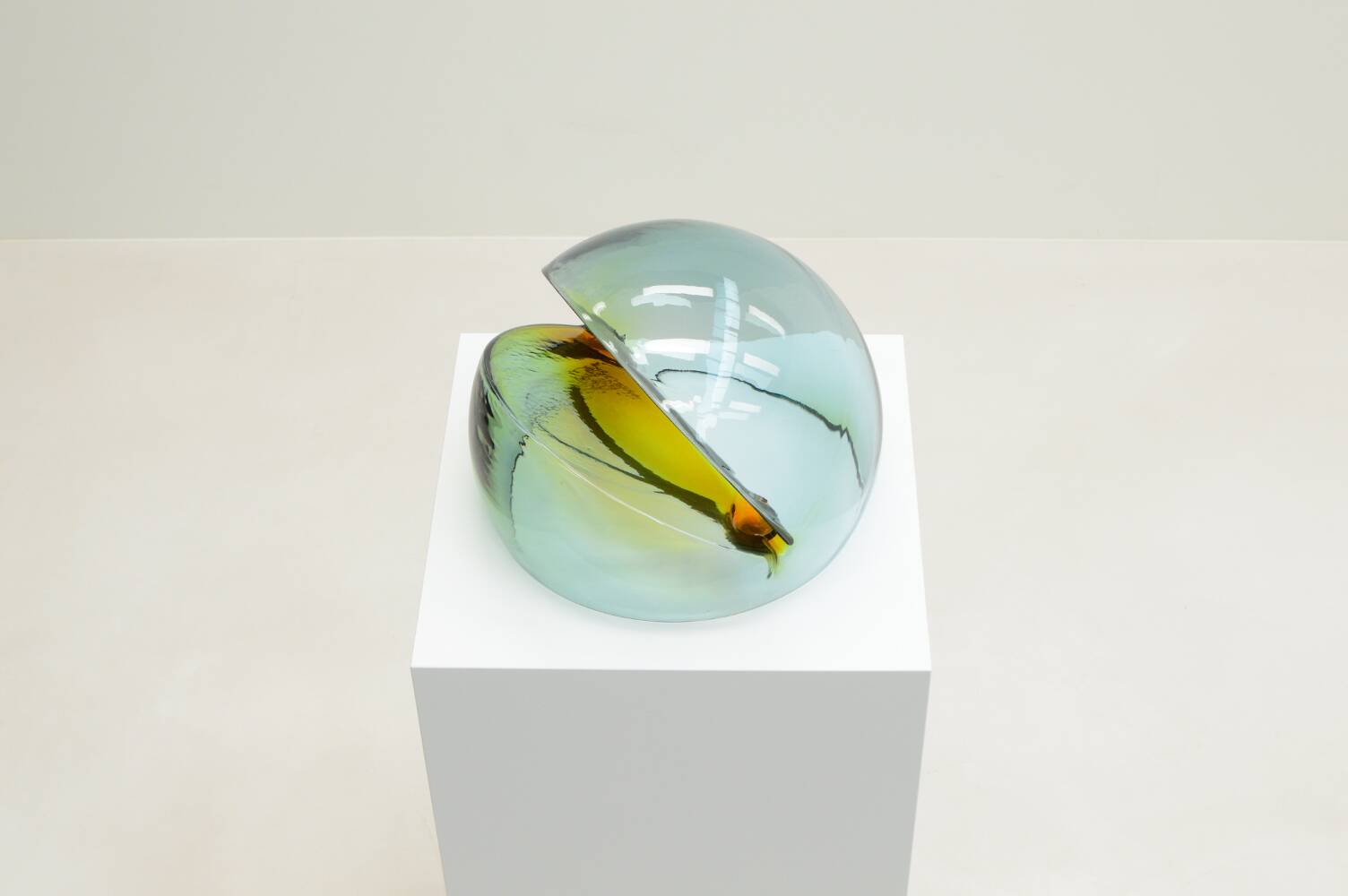 magazine rack by Toni Zuccheri for VeArt, 1970s Italy.