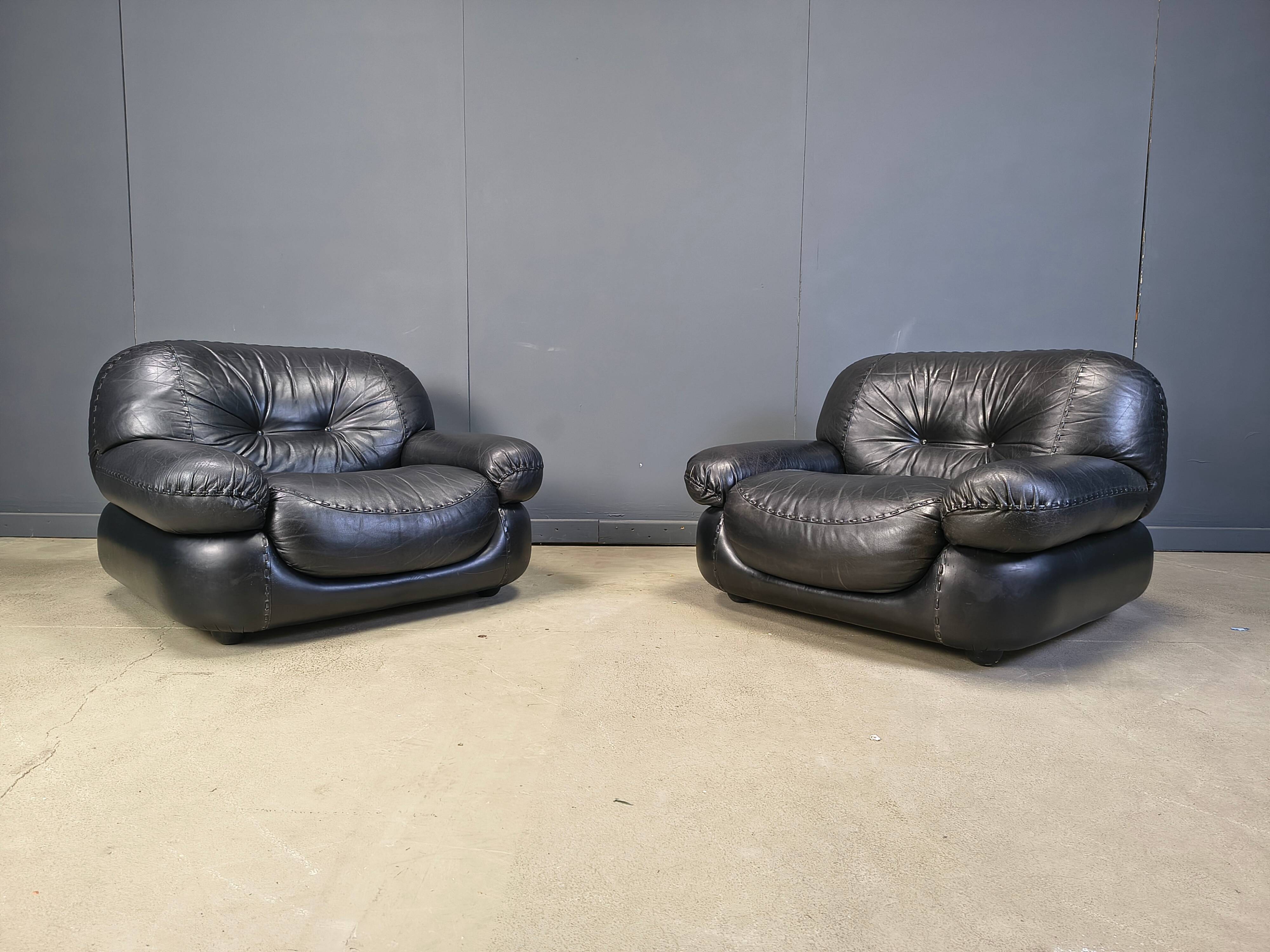 Set of black leather lounge chairs by Sapporo for Mobil Girgi, 1970s