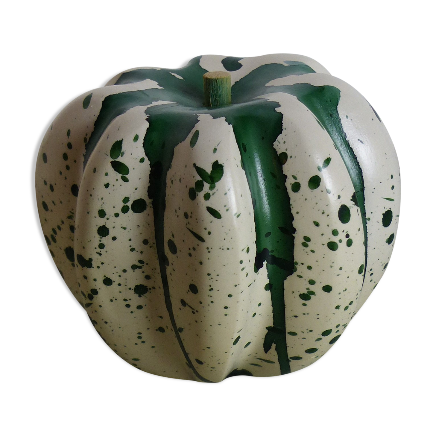 Decoration in green speckled wood in the shape of a coloquinte