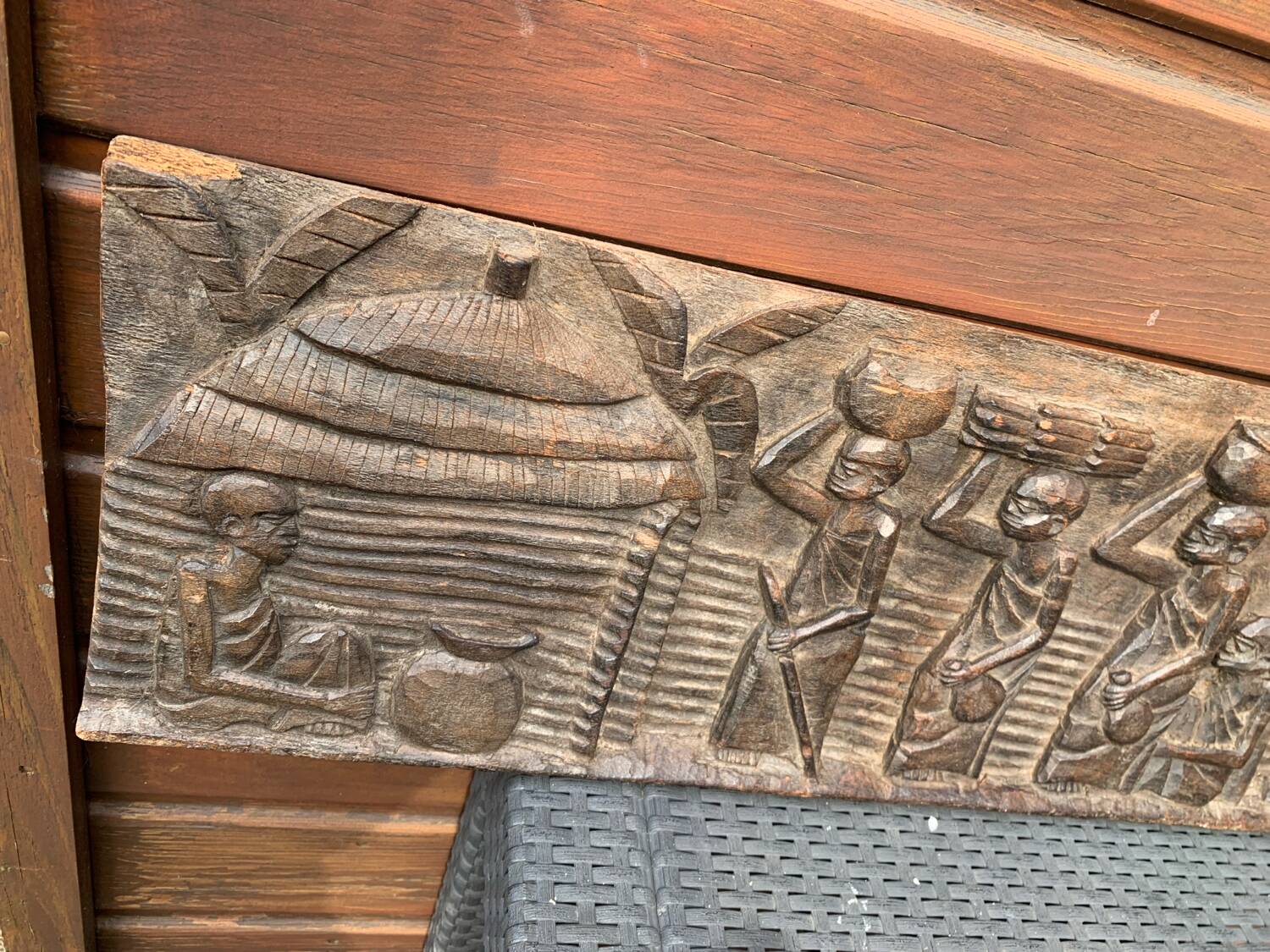 Scène ethnique sur panneau en bois sculpté
