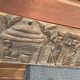 Scène ethnique sur panneau en bois sculpté