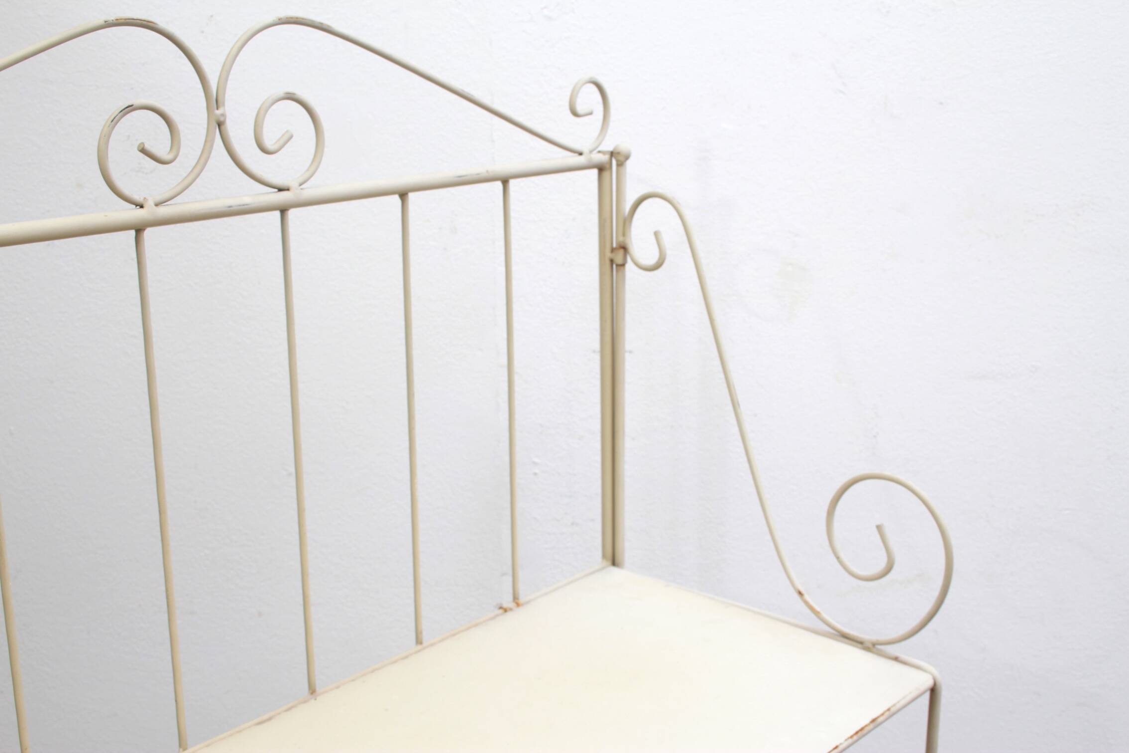 1950s shelf in metal Shabby Chic