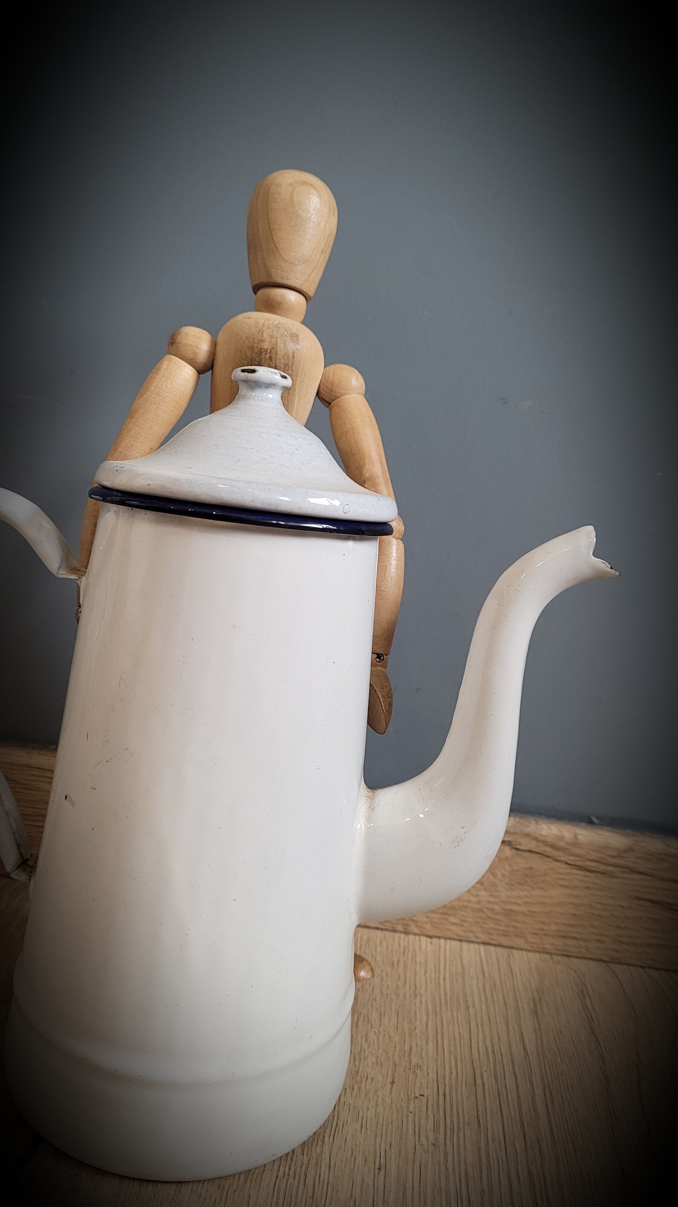 White enamelled coffee maker