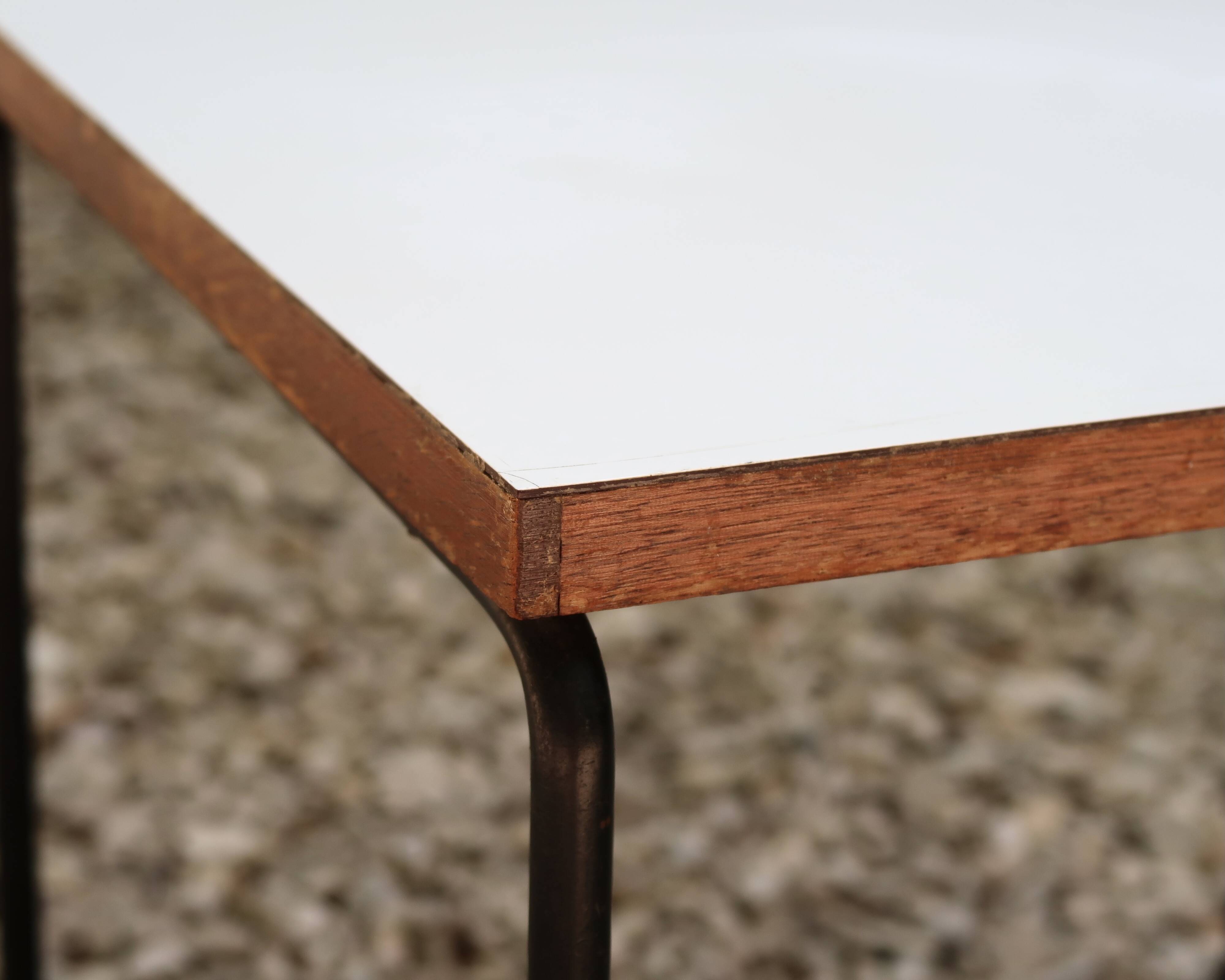 Table basse volante blanche de Pierre Guariche pour Steiner, années 50