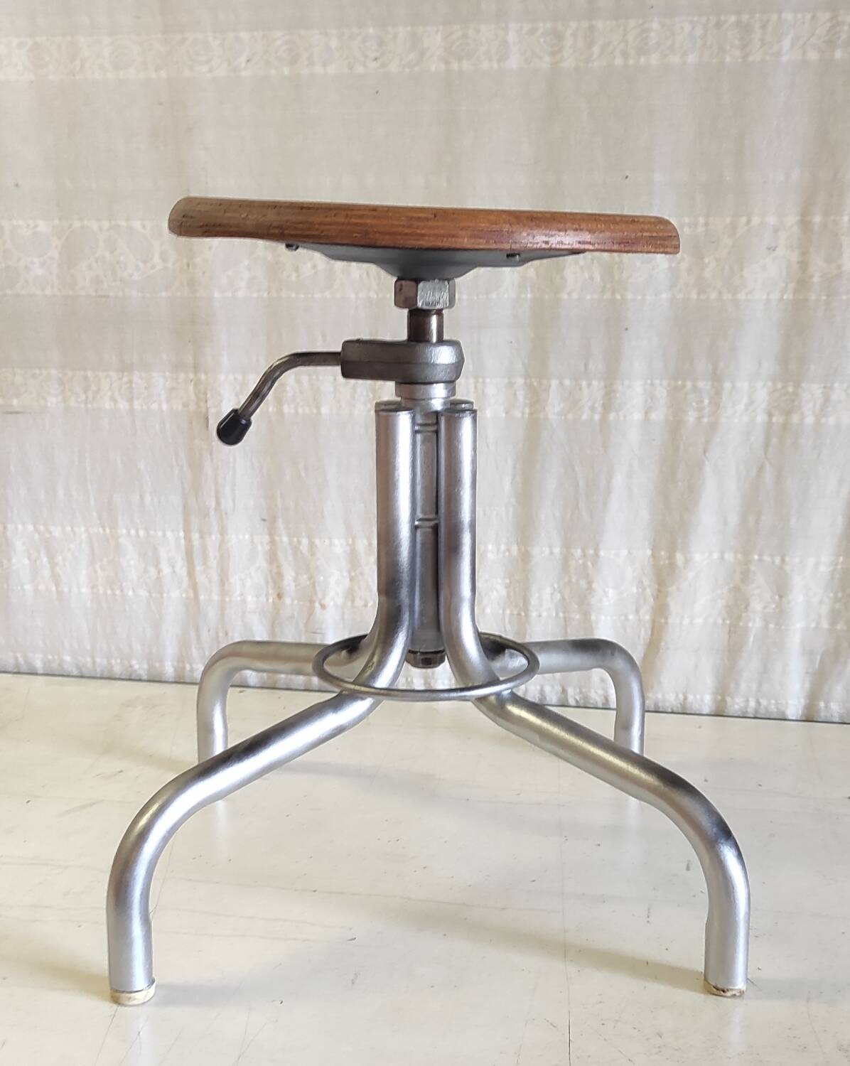 Tabouret industriel en métal et bois - années 50/60