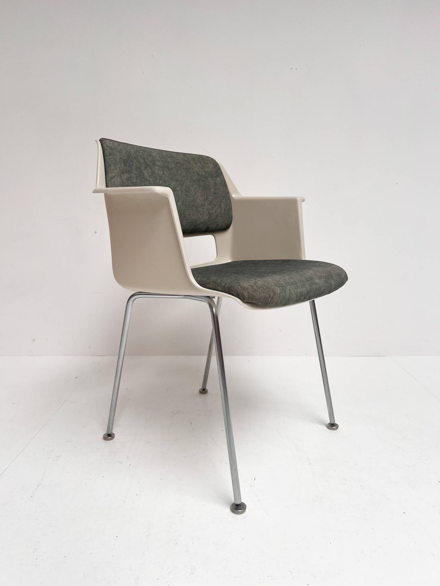 Gispen Model 2225 shell chair by Andre Cordemeijer, 1960s