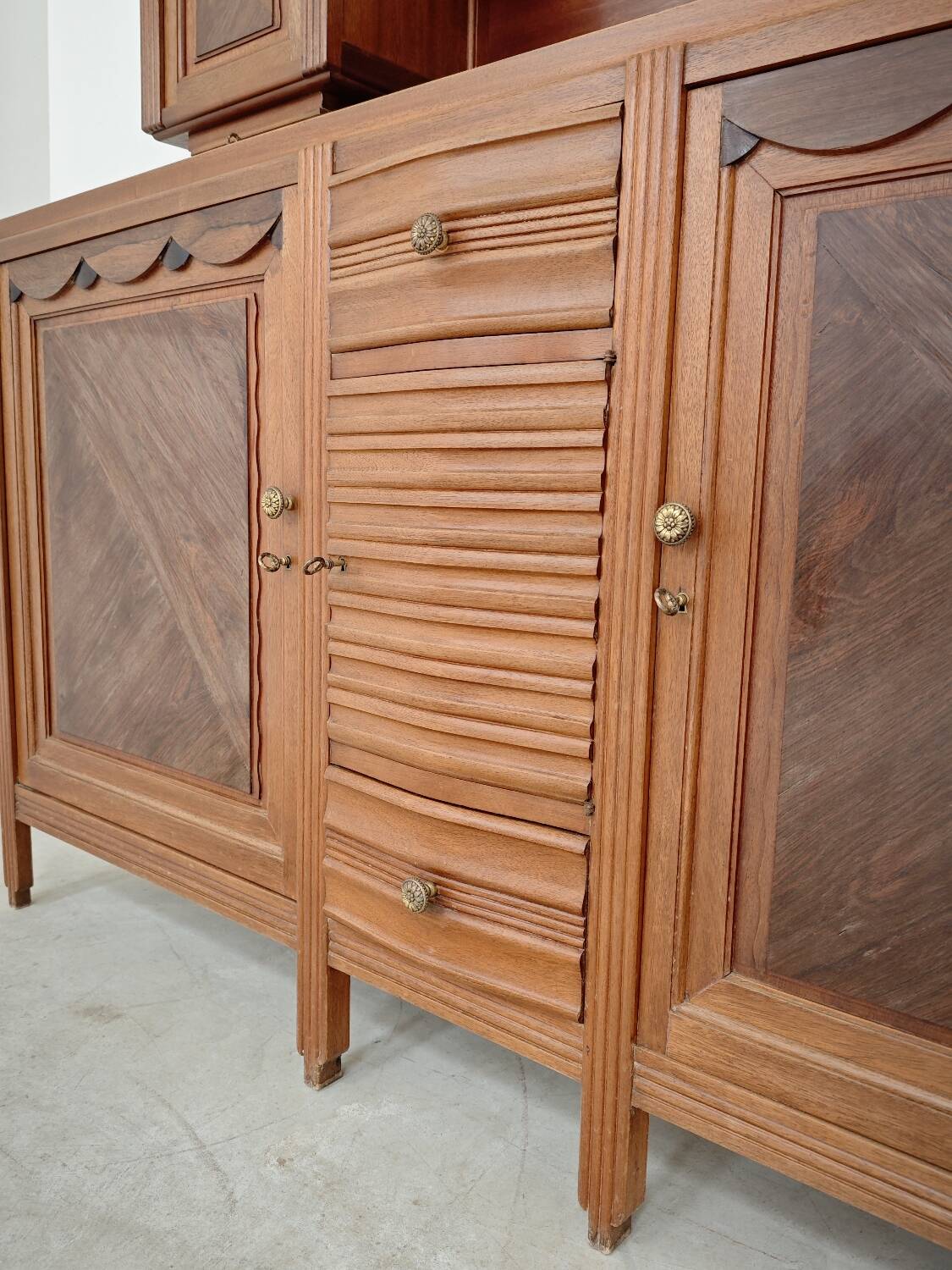 Buffet haut art and craft Art déco français en bois blond 1950 1960