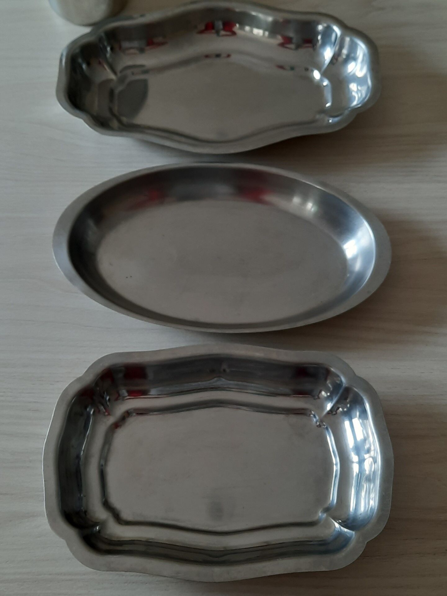 Set of 3 dishes and 1 stainless steel pitcher