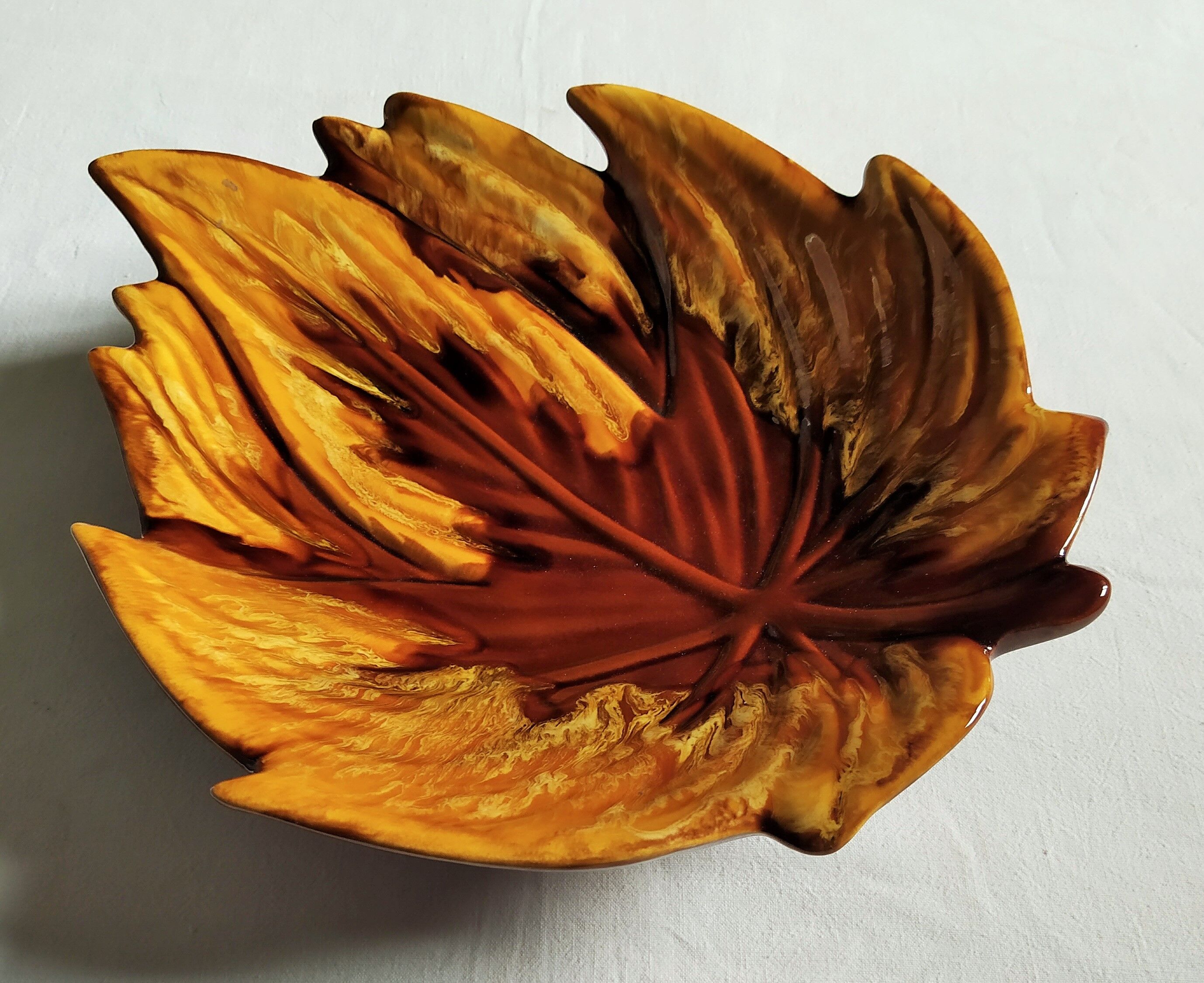 Vallauris 'Leaf of Charm' fruit cup