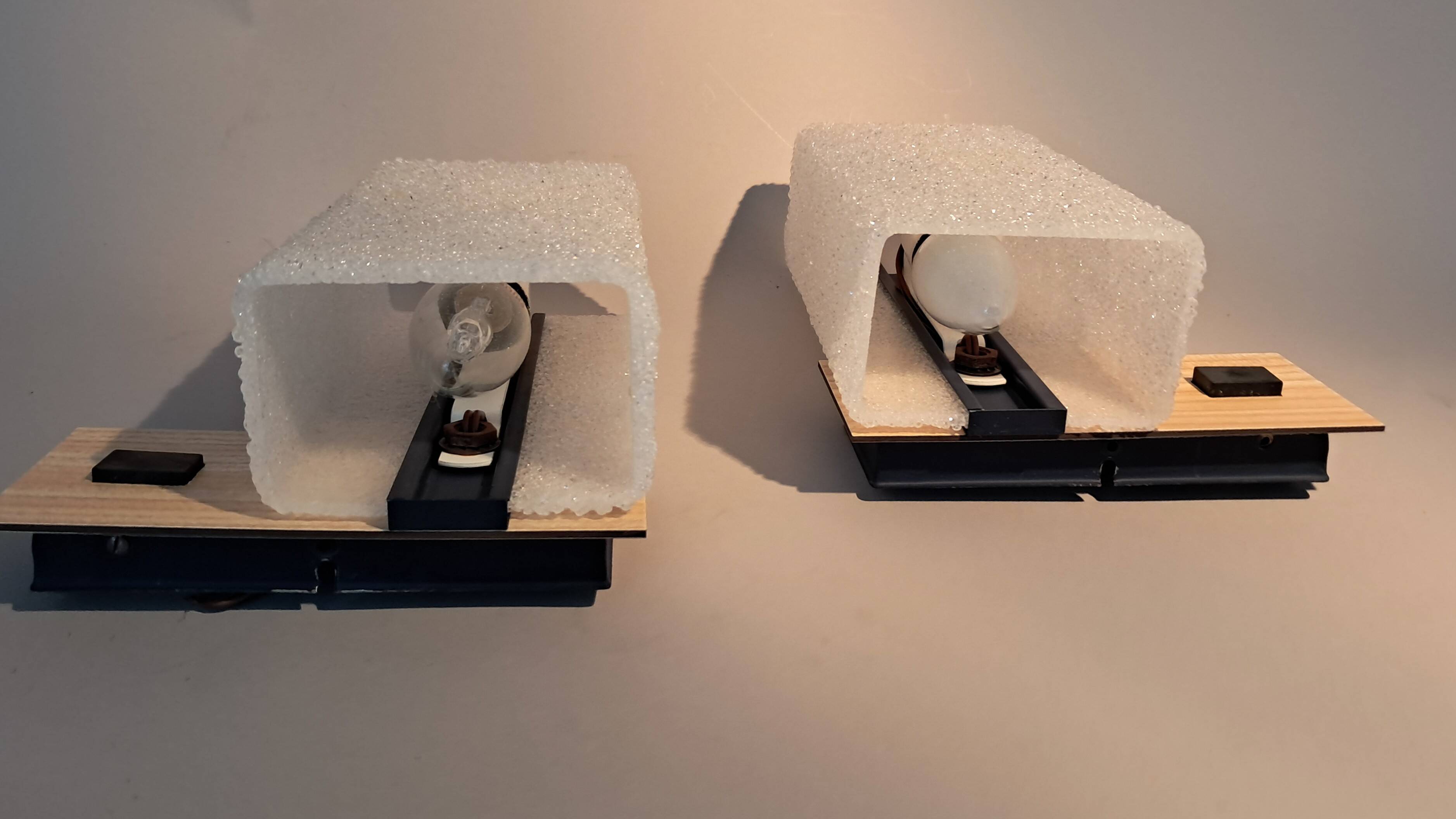 Paire d'appliques modernistes en métal et perspex, 1950-1960