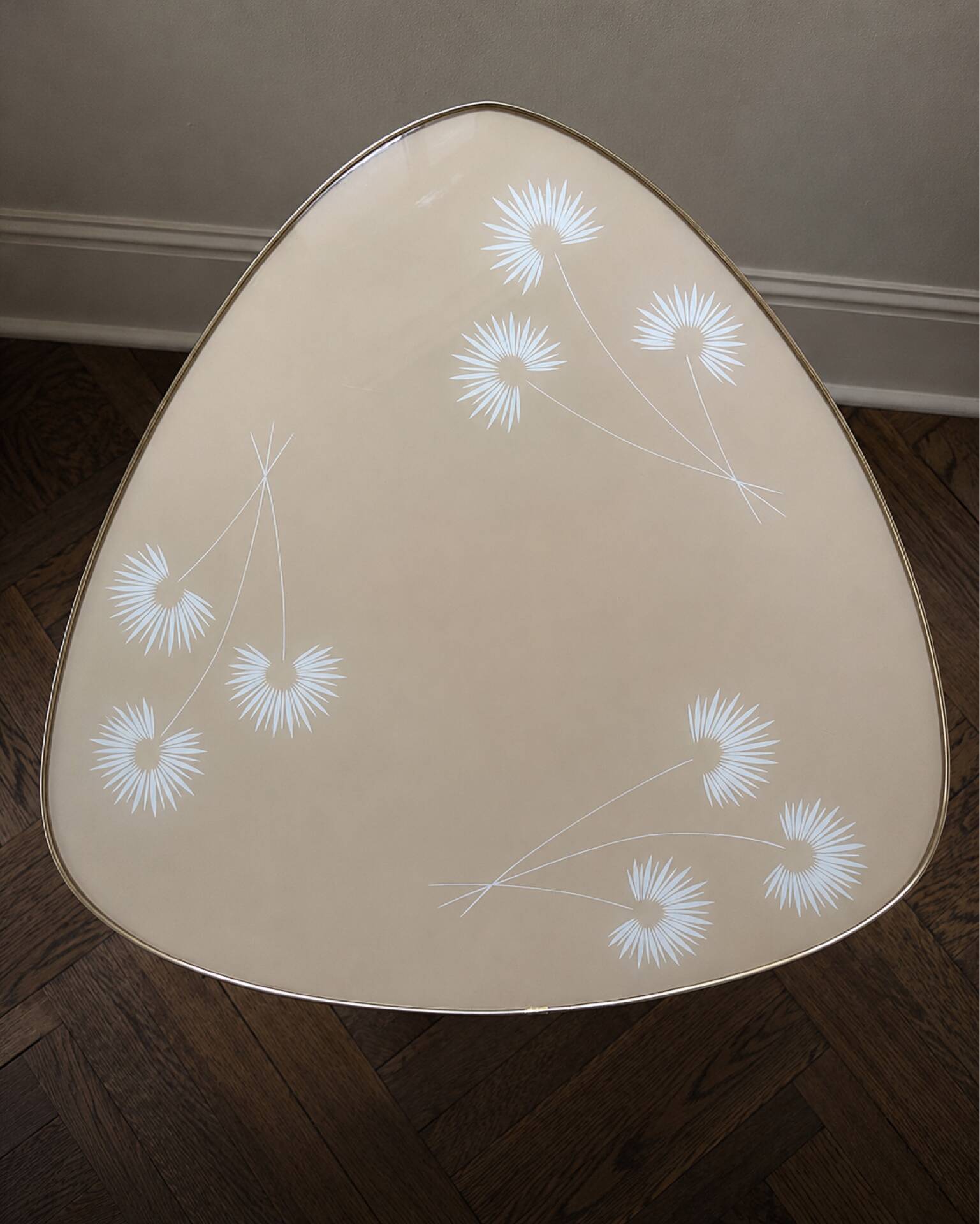 Tripod coffee table with floral design from the 1950s in brass metal and decorative top.
