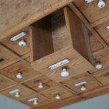 Armoire d'apothicaire allemande antique en pin avec boucliers en émail, années 1900