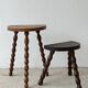 Tabouret ancien en bois massif à pieds tournés