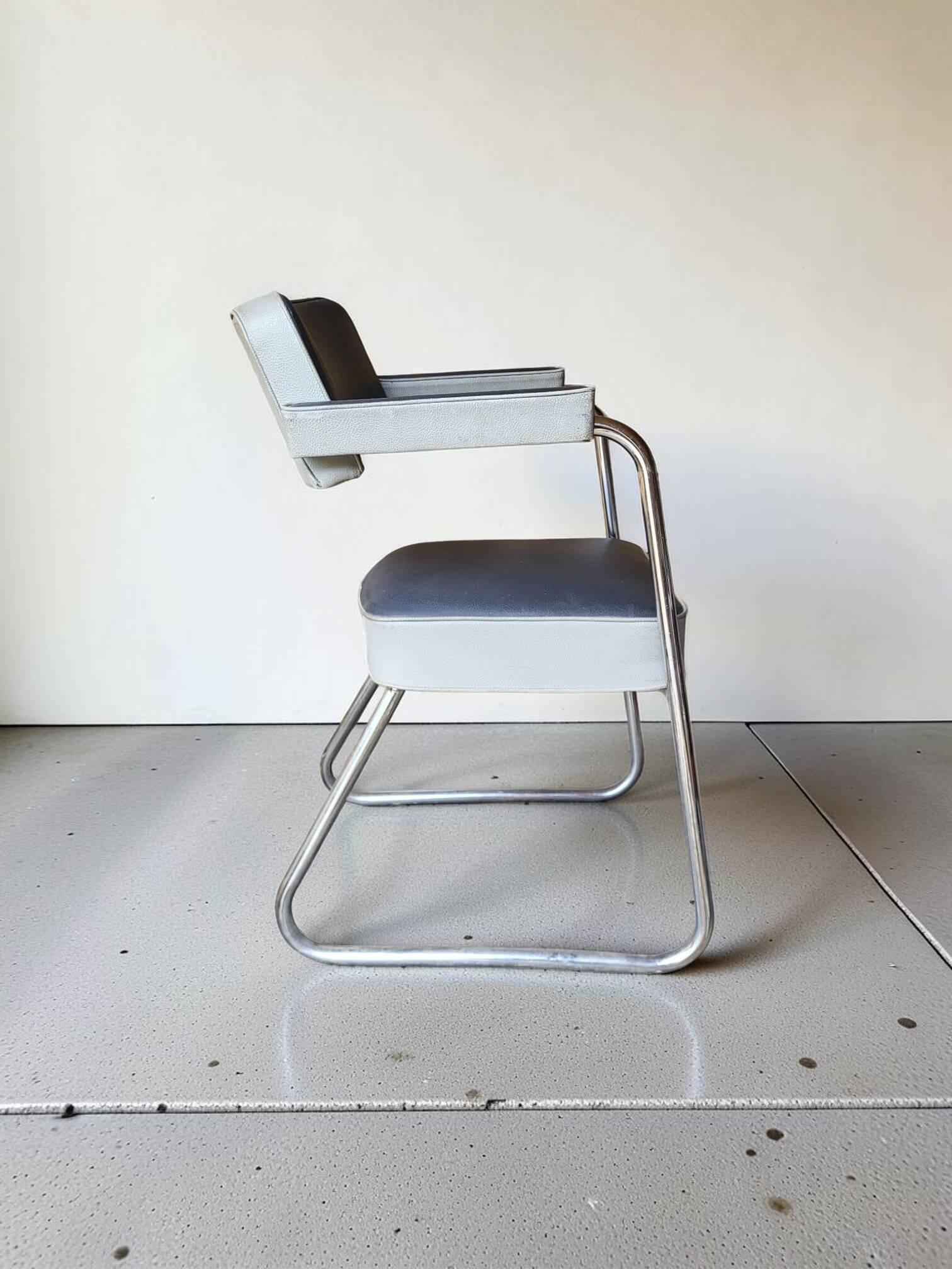 2 armchairs from the 1950s in the Ronéo style of Pullman.