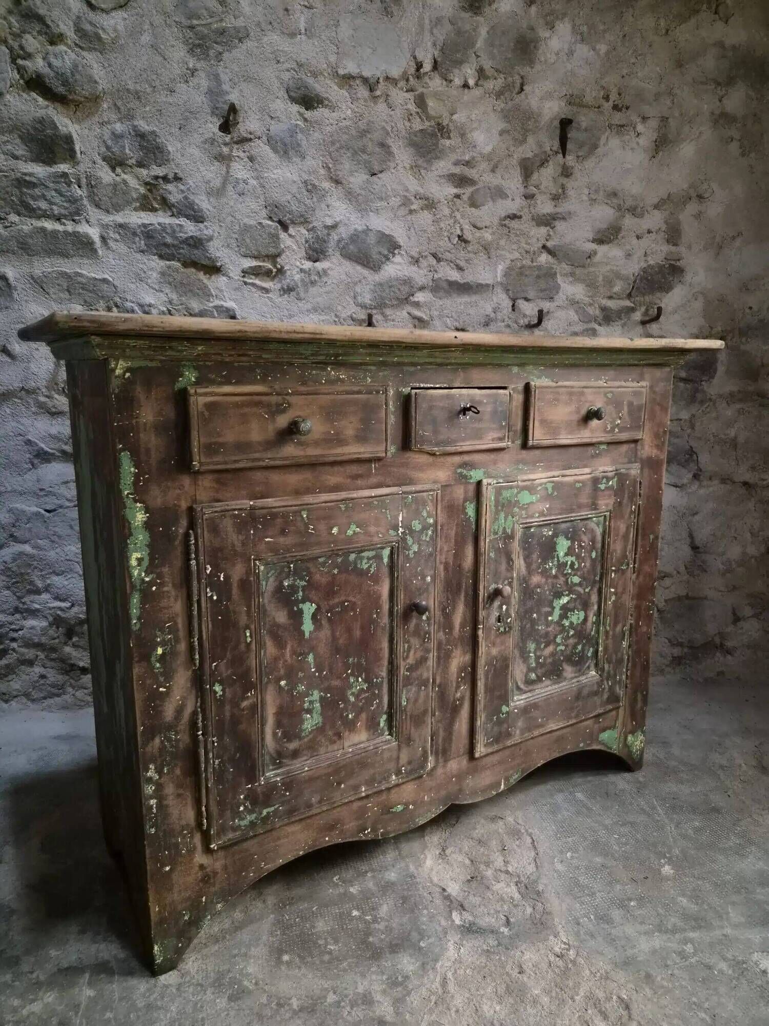 French rustic buffet in walnut, 18th century, 3 drawers and 2 doors.