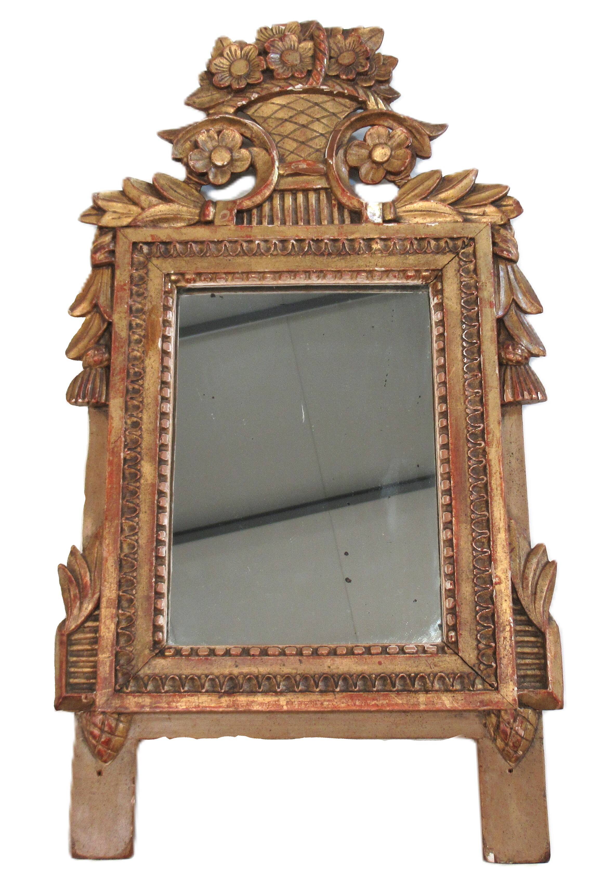 Petit miroir de dame Louis XVI en bois sculpté et doré