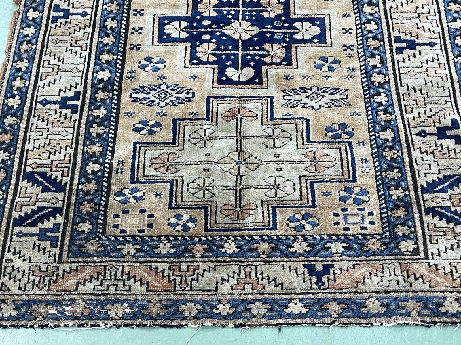 Handmade Persian Wool Rug - 1m40x1m03