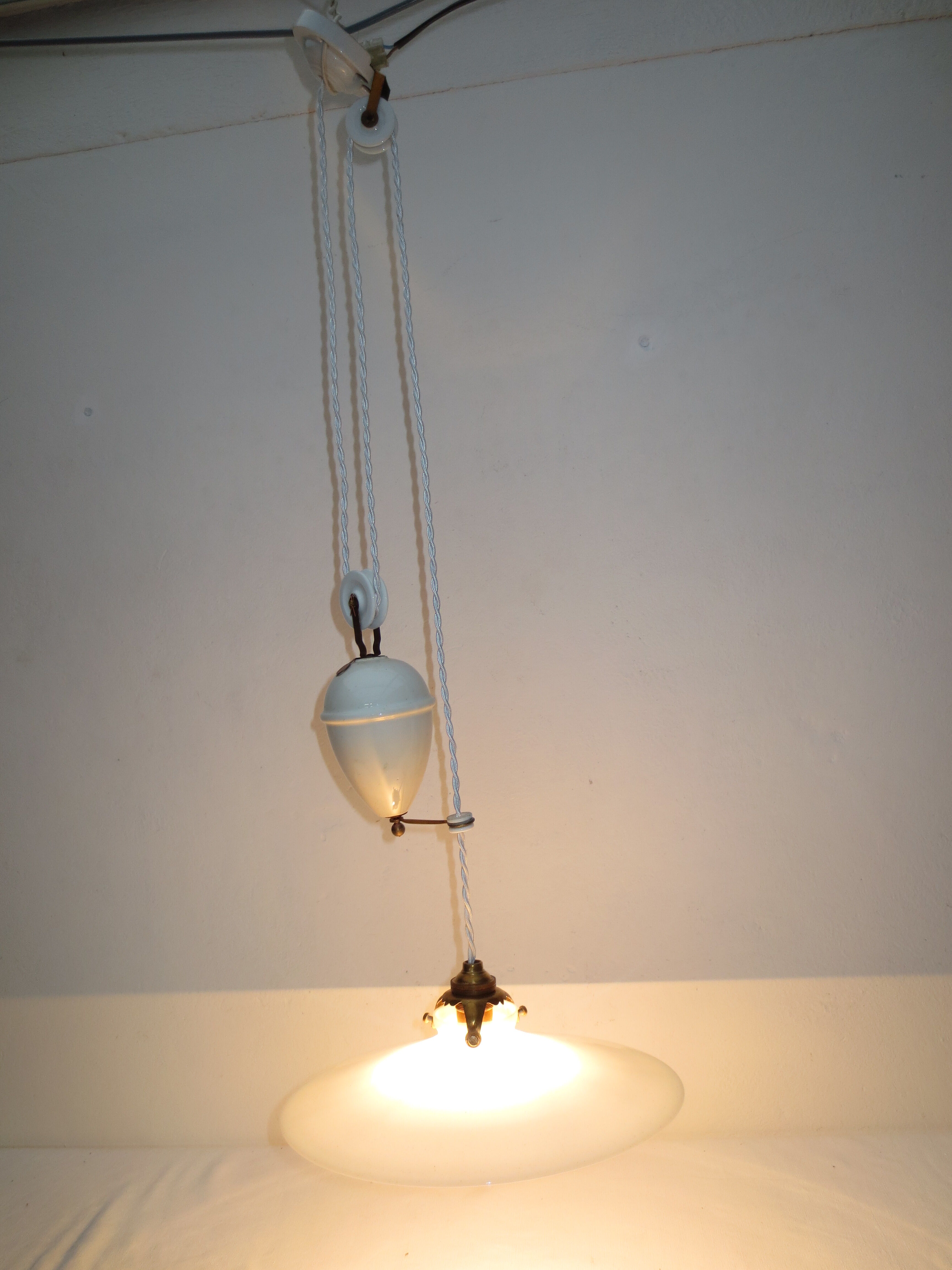 Suspension dit monte et baisse en porcelaine et opaiine blanche