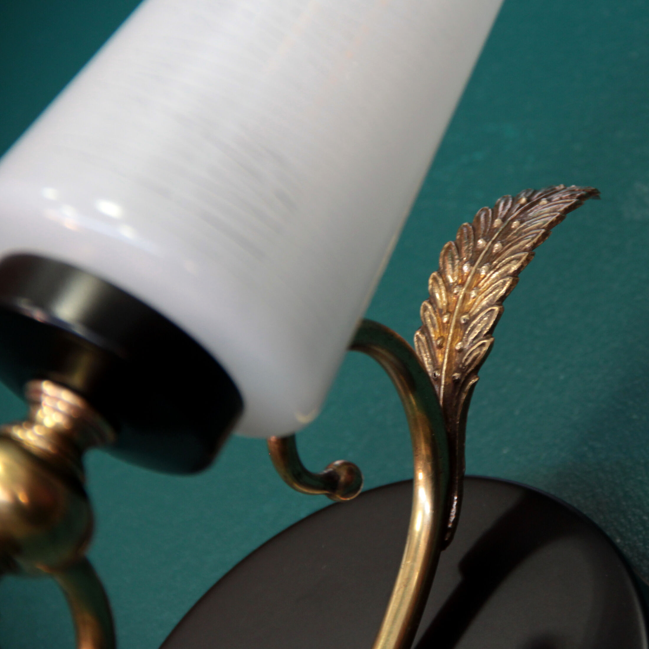 Pair of brass wall sconces tulips in white striated glass and black metal