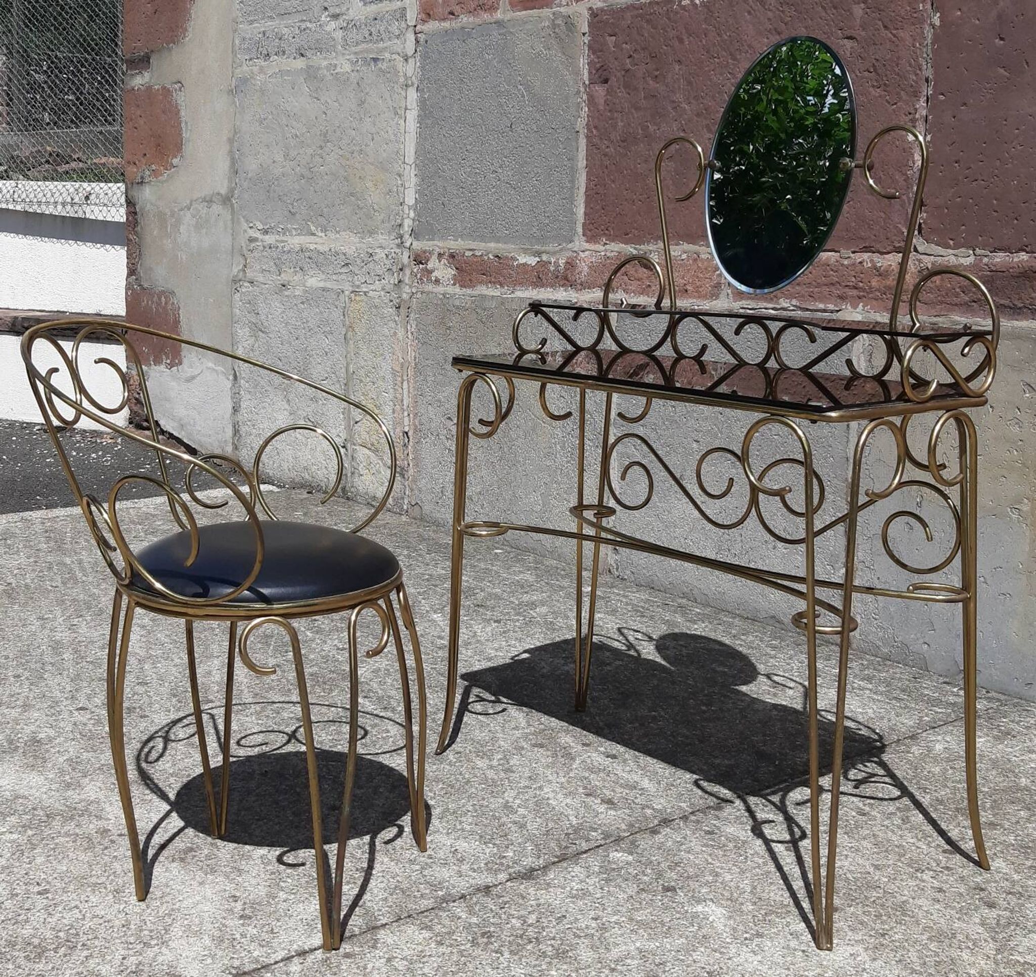 Coiffeuse et chaise en métal doré et opaline.