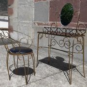 Coiffeuse et chaise en métal doré et opaline.
