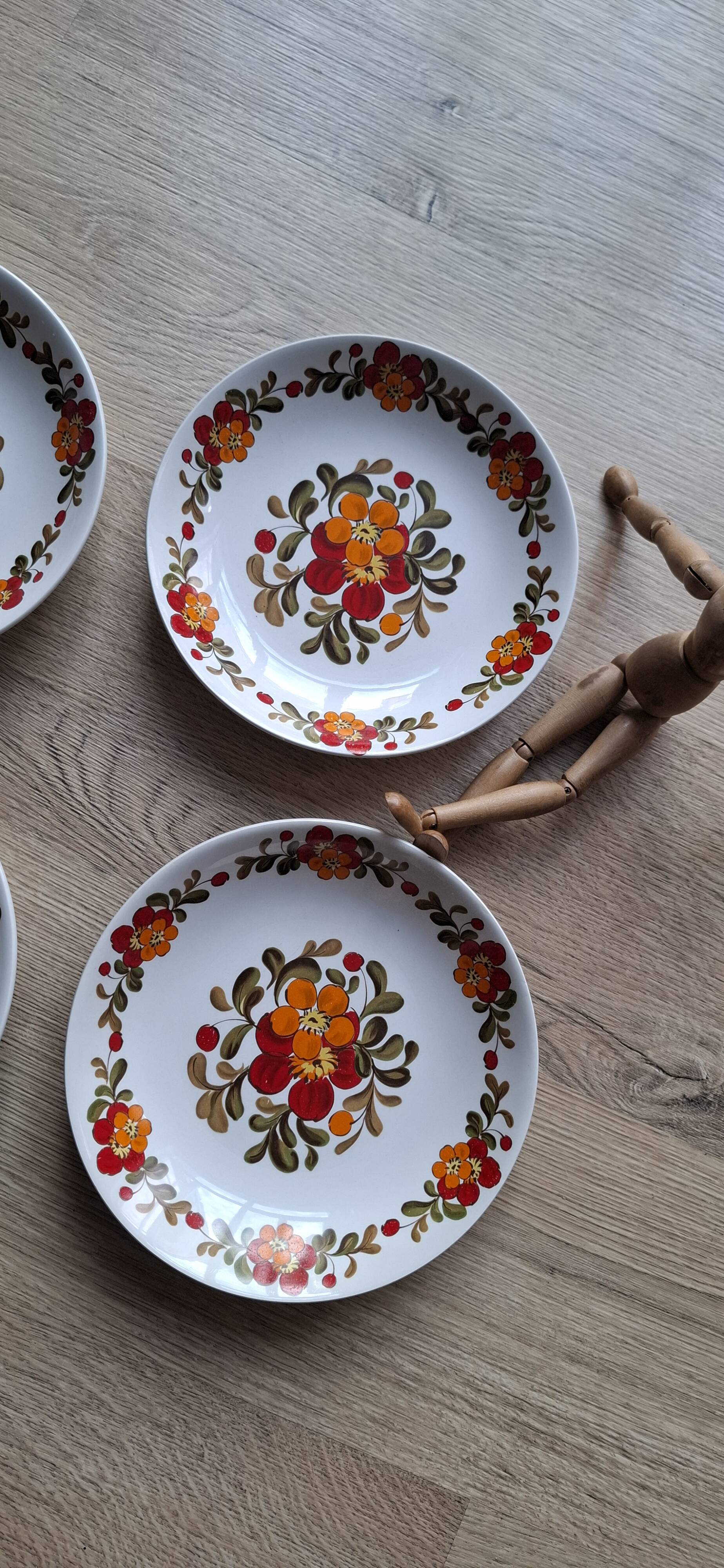Set of 6 Moulin des Loups plates with red flowers