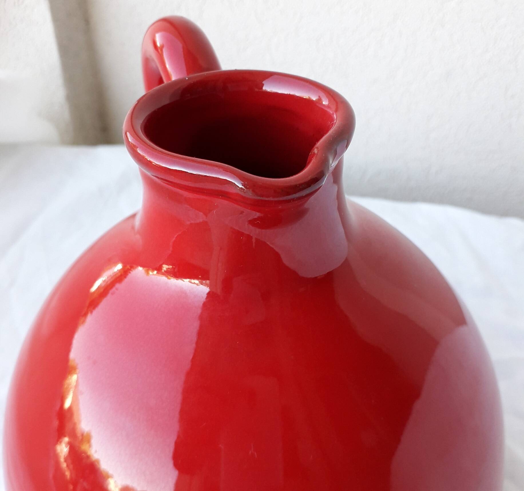 Pichet rouge en céramique