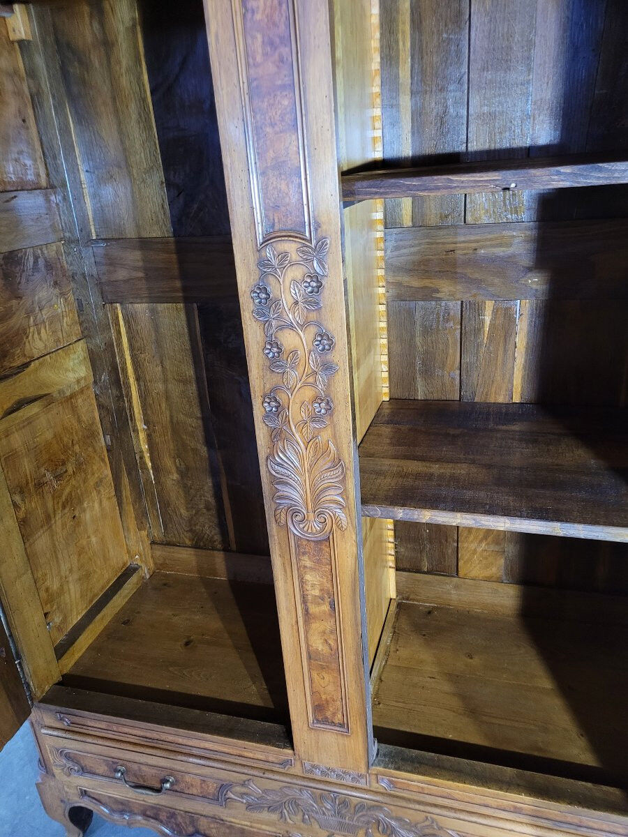 Armoire Bressane de style Louis XV
