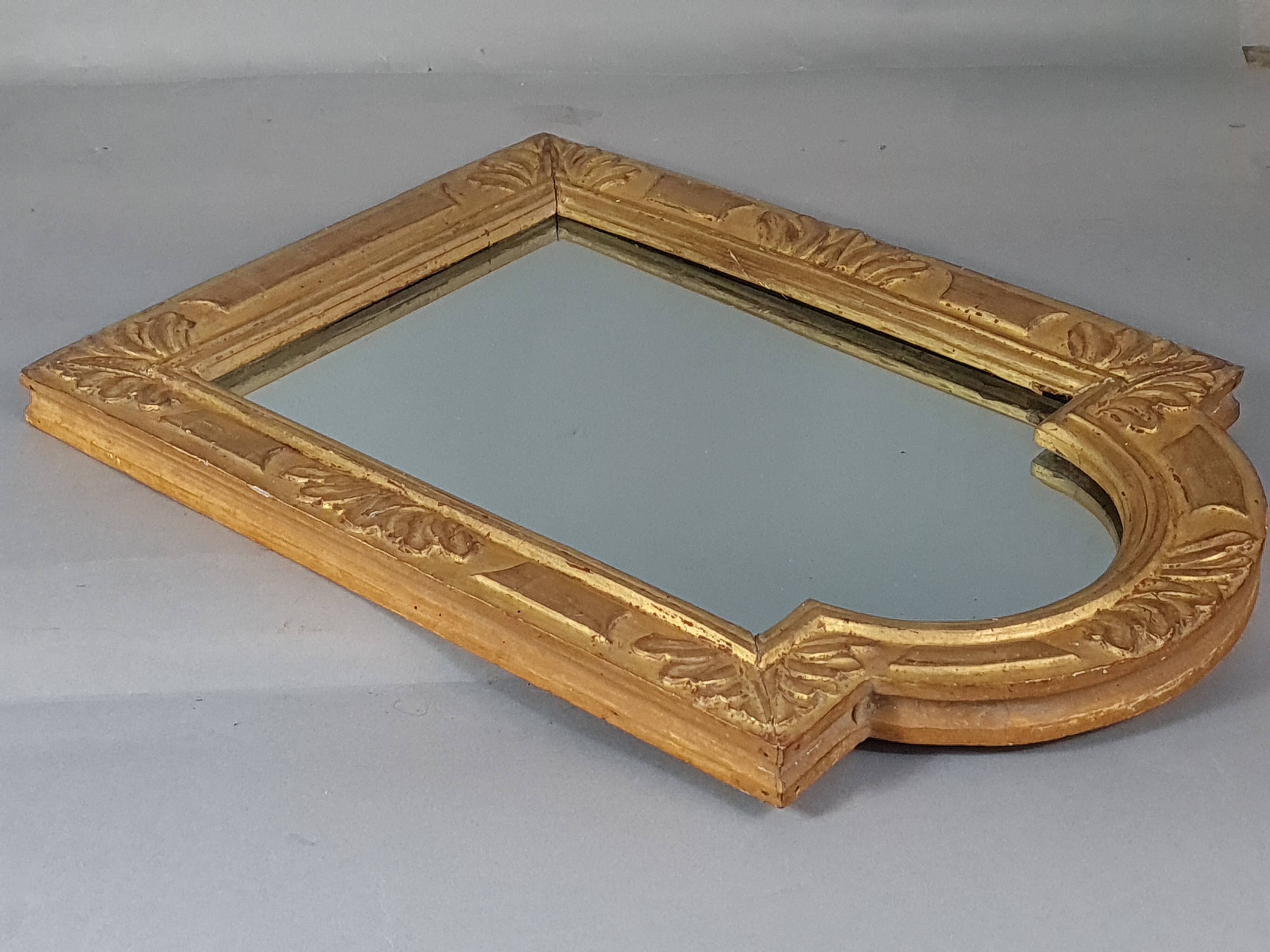 Antique mirror with hat-shaped frame, carved and gilded wood, 46x32 cm D011