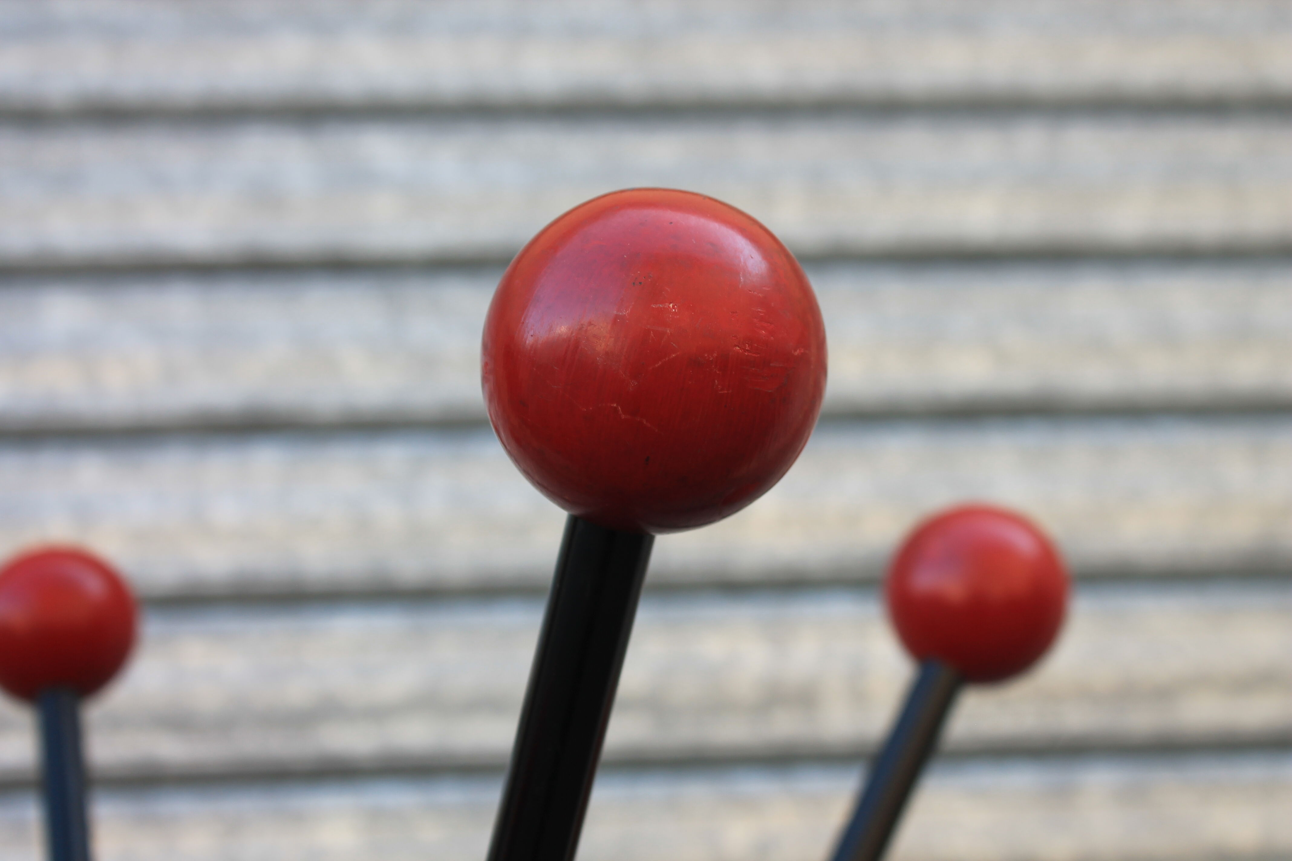 Ball-wearing coat hanger