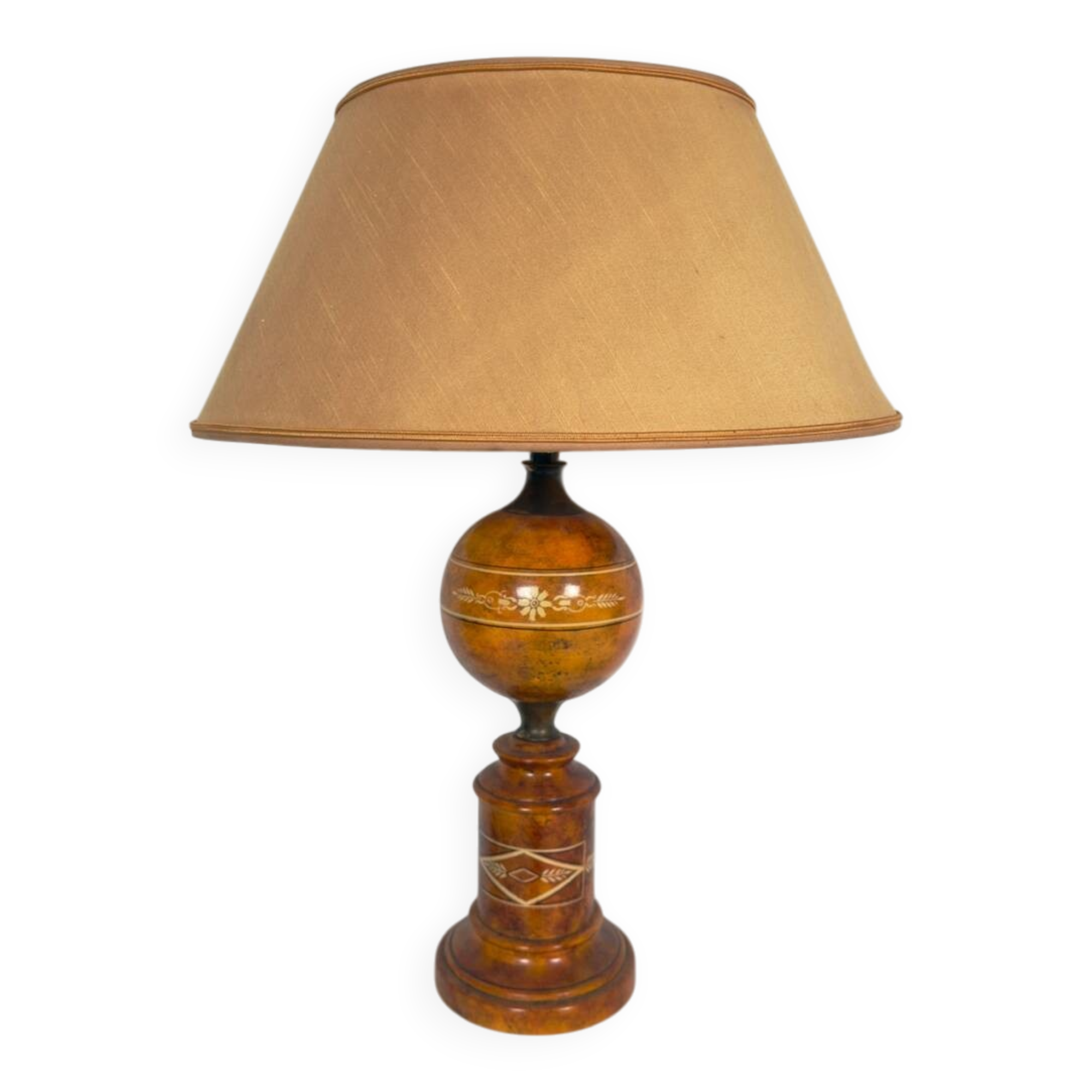Neoclassical lamp with antique decorations
