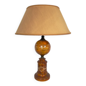 Neoclassical lamp with antique decorations