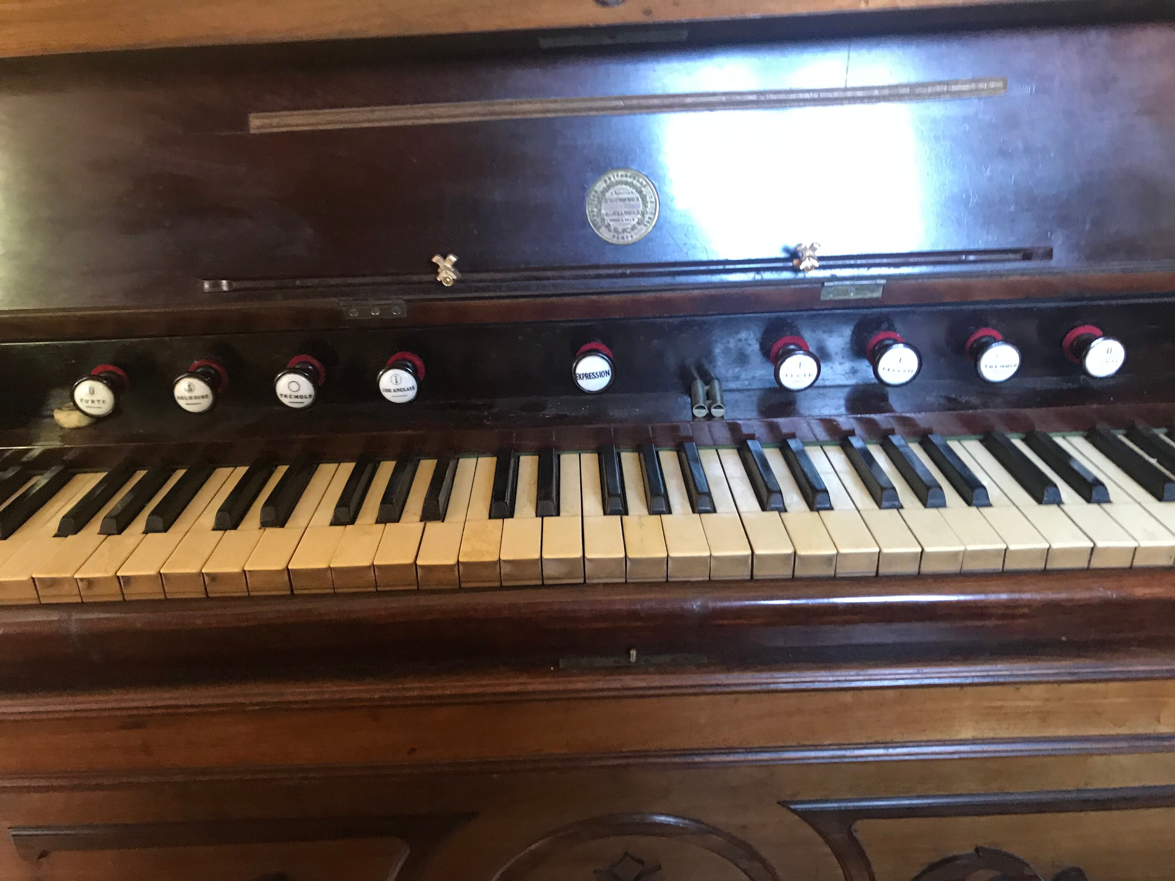 Harmonium ancien en chêne