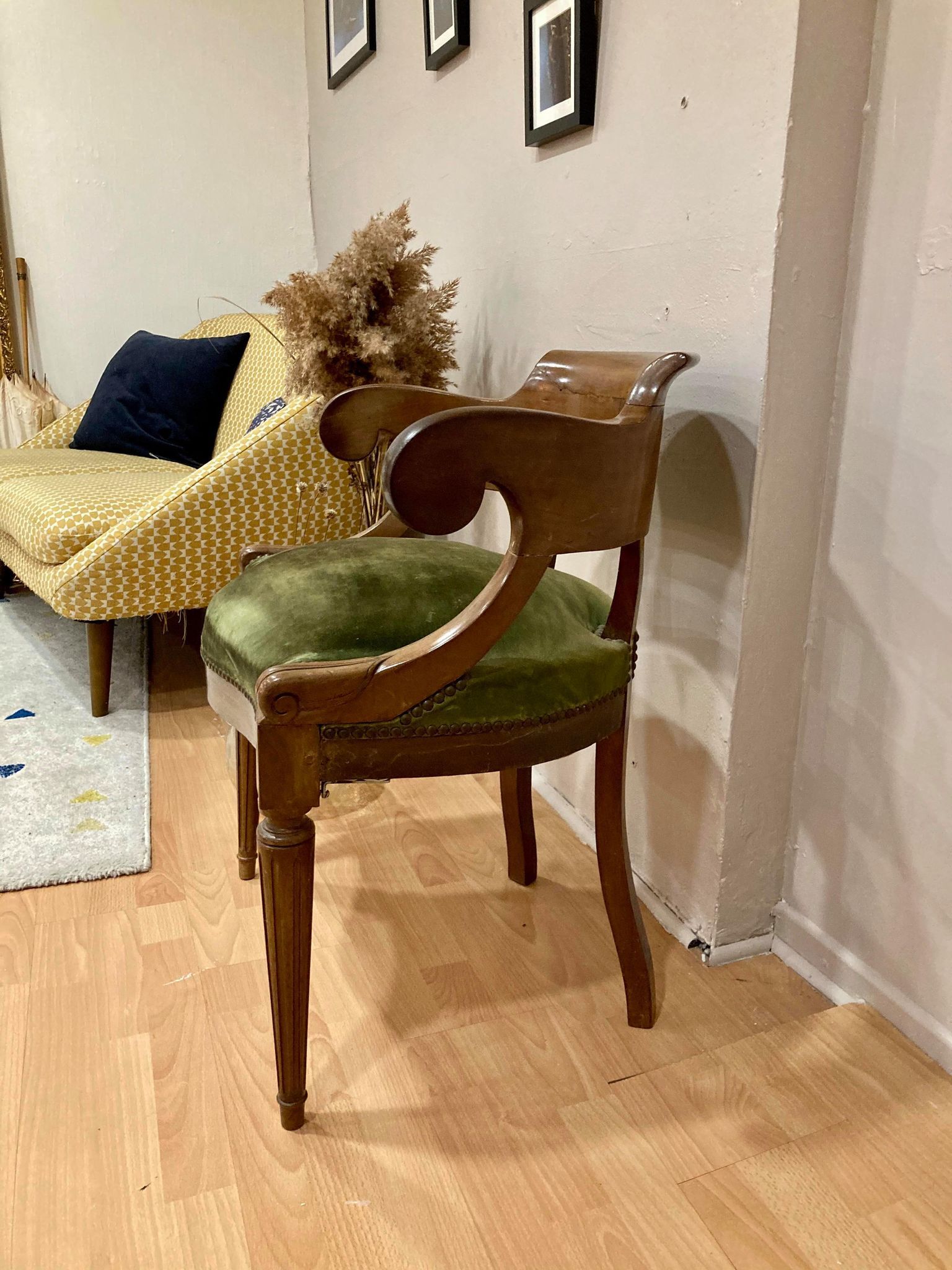 Velvet seated convertible-style chair