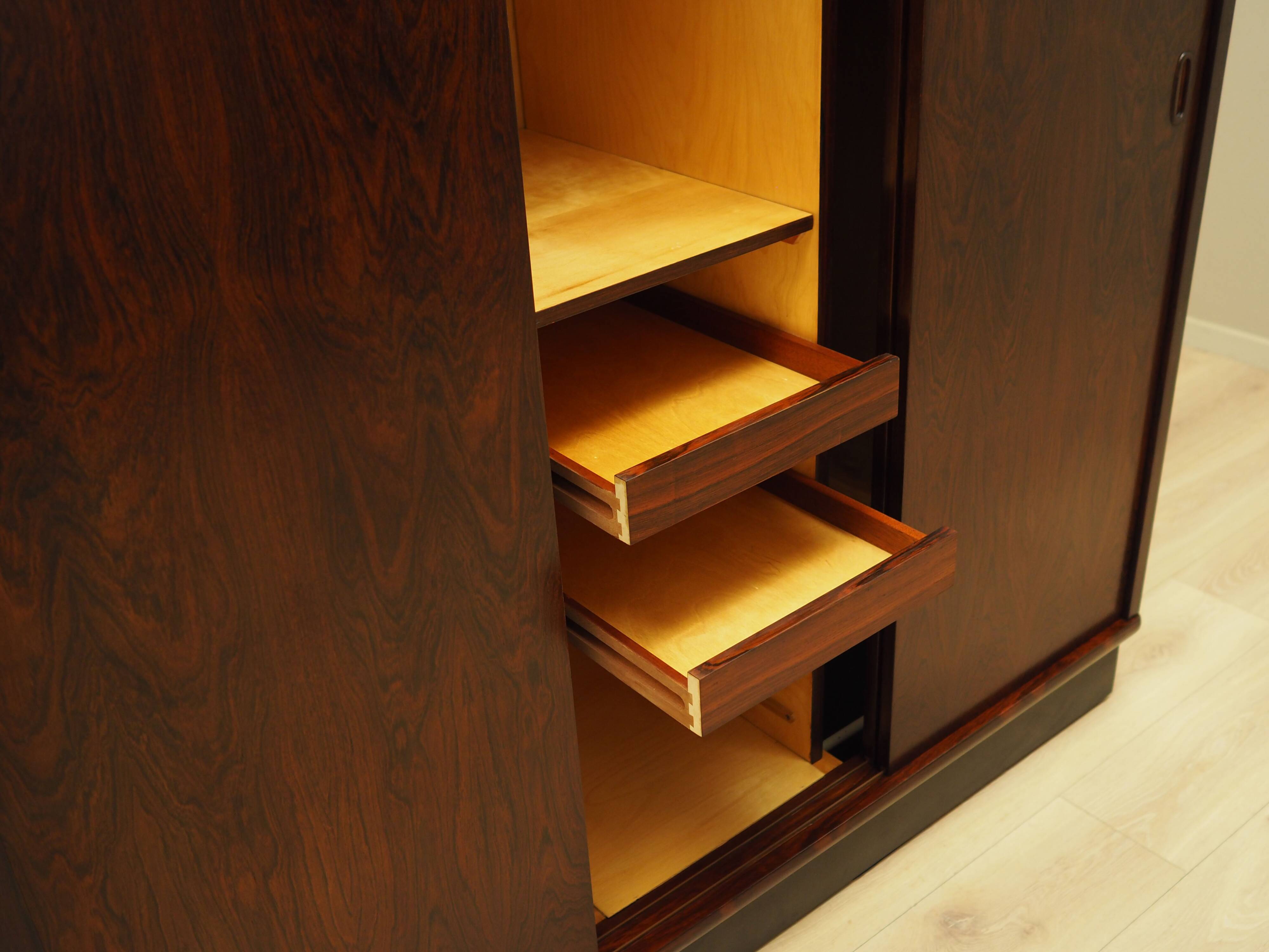 Armoire en palissandre, design danois, années 1970, production : Danemark