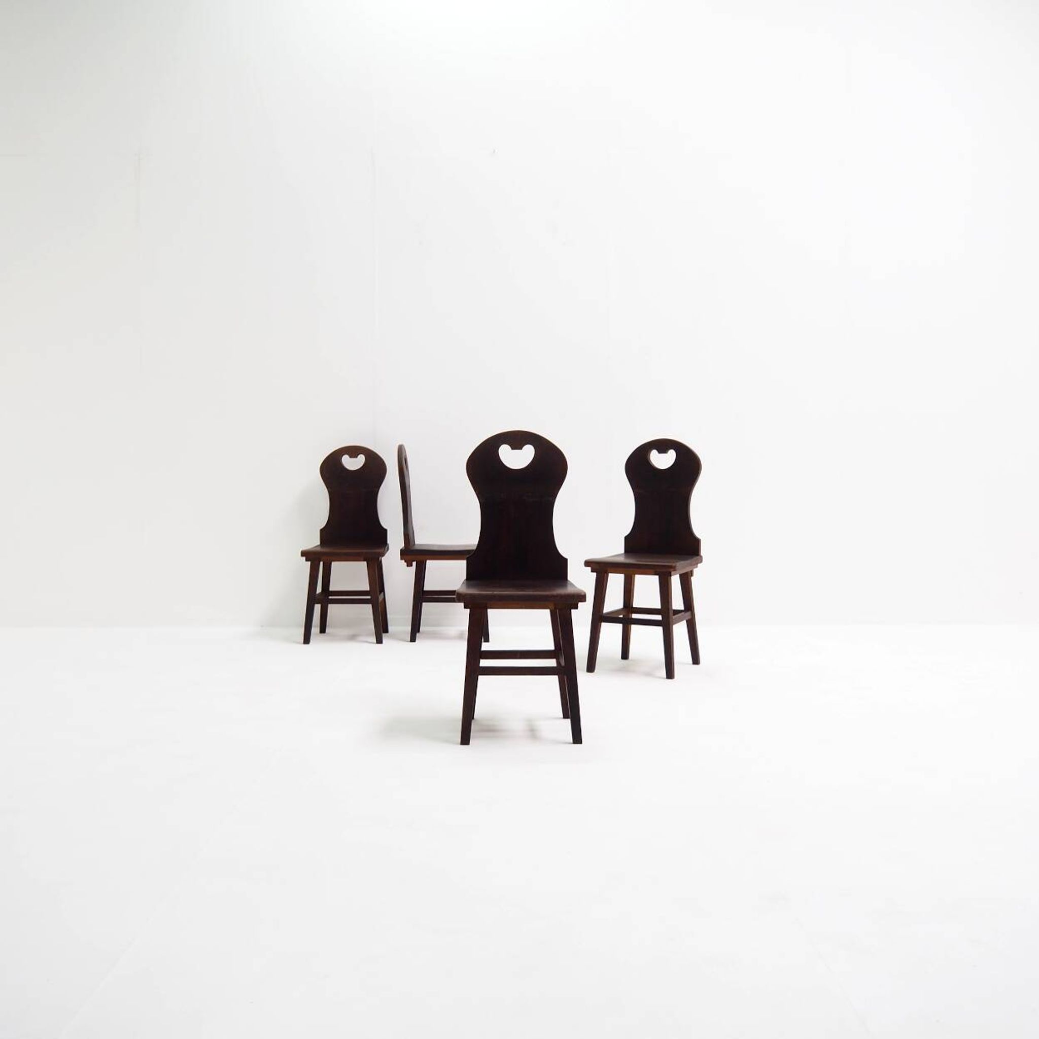 Ensemble de chaises de ferme ou de montagne en chêne massif des Pays-Bas