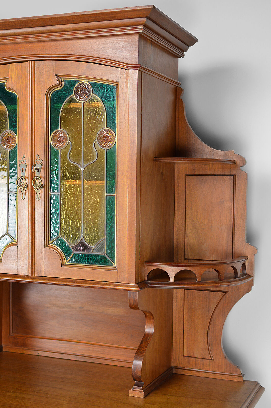 Buffet Art Nouveau en acajou sculpté et vitraux, vers 1900