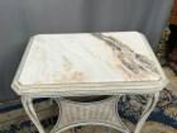 Table à thé de style Louis XV. Plateau en marbre.